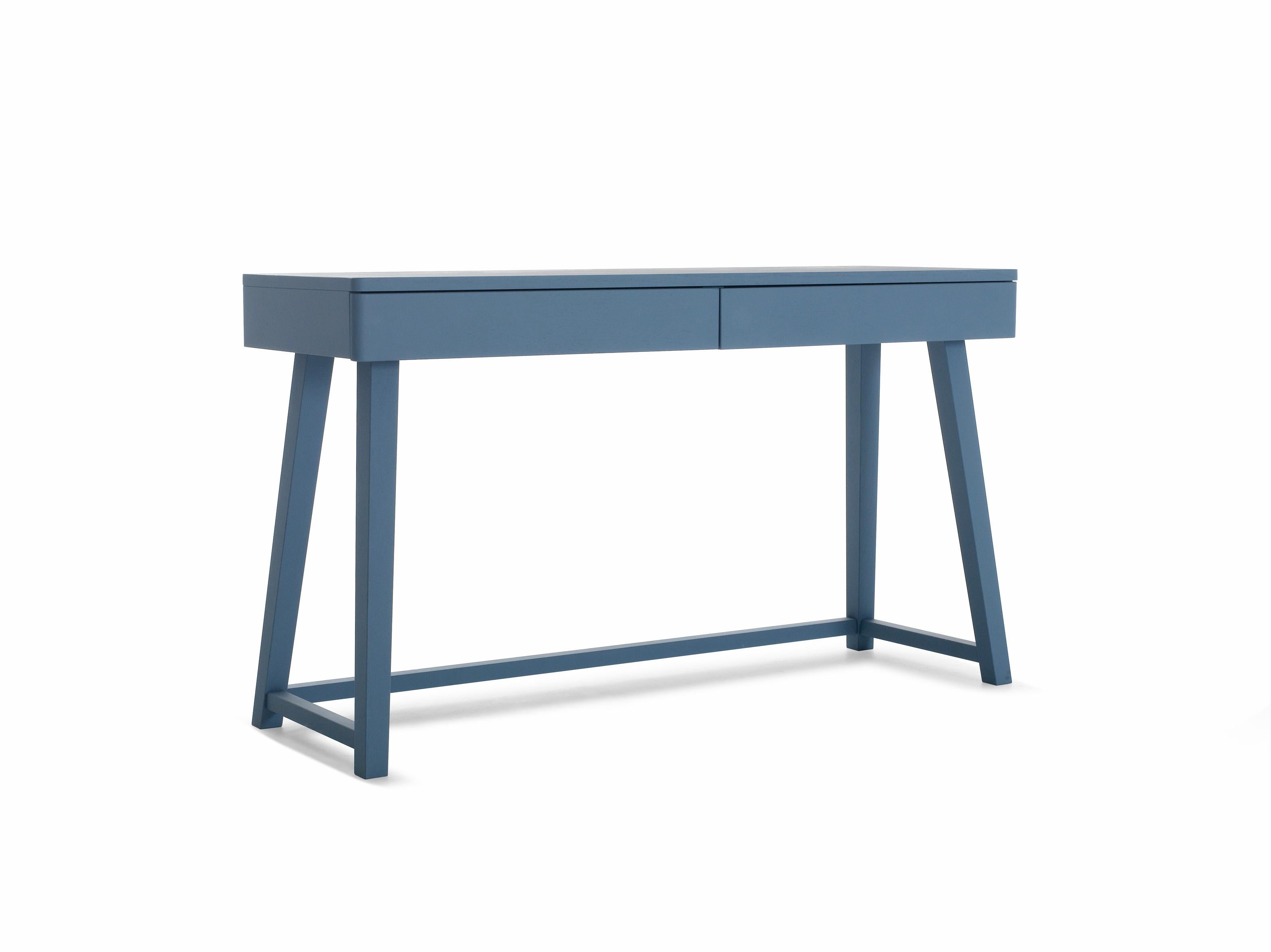 When a house becomes a space for thinking, creating and working, as well as for living, desks take on a whole new dimension: Gray 50 is a small elegant desk, designed in the name of practicality, functionality and a focus on aesthetics. Gray 50,