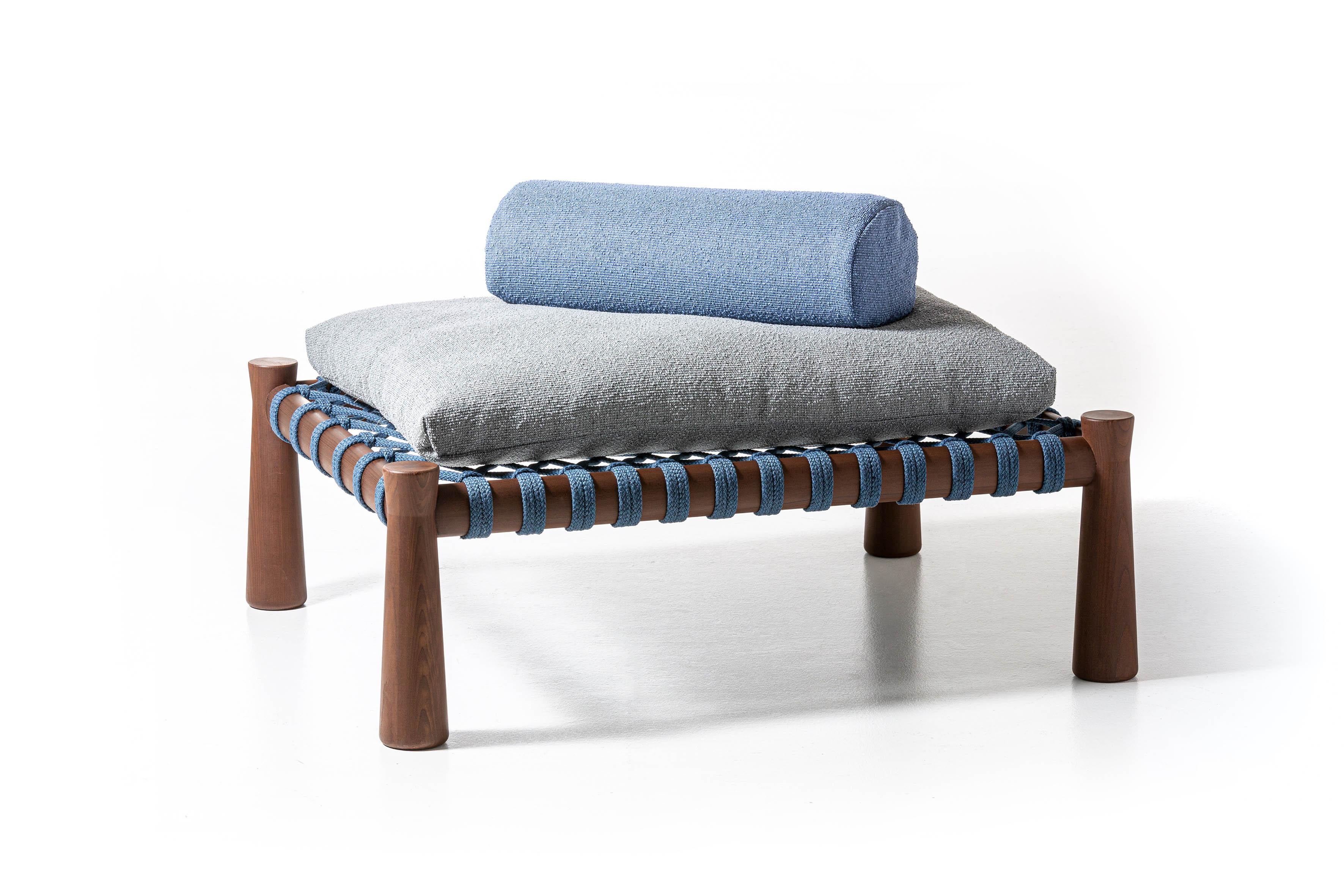 A traditional Indian bed that is low and spacious, the charpoy is reinterpreted by Chiara Andreatti through the use of nautical ropes in natural, red and blue, woven by hand to the structure in Iroko wood treated for outdoor use, characterised by