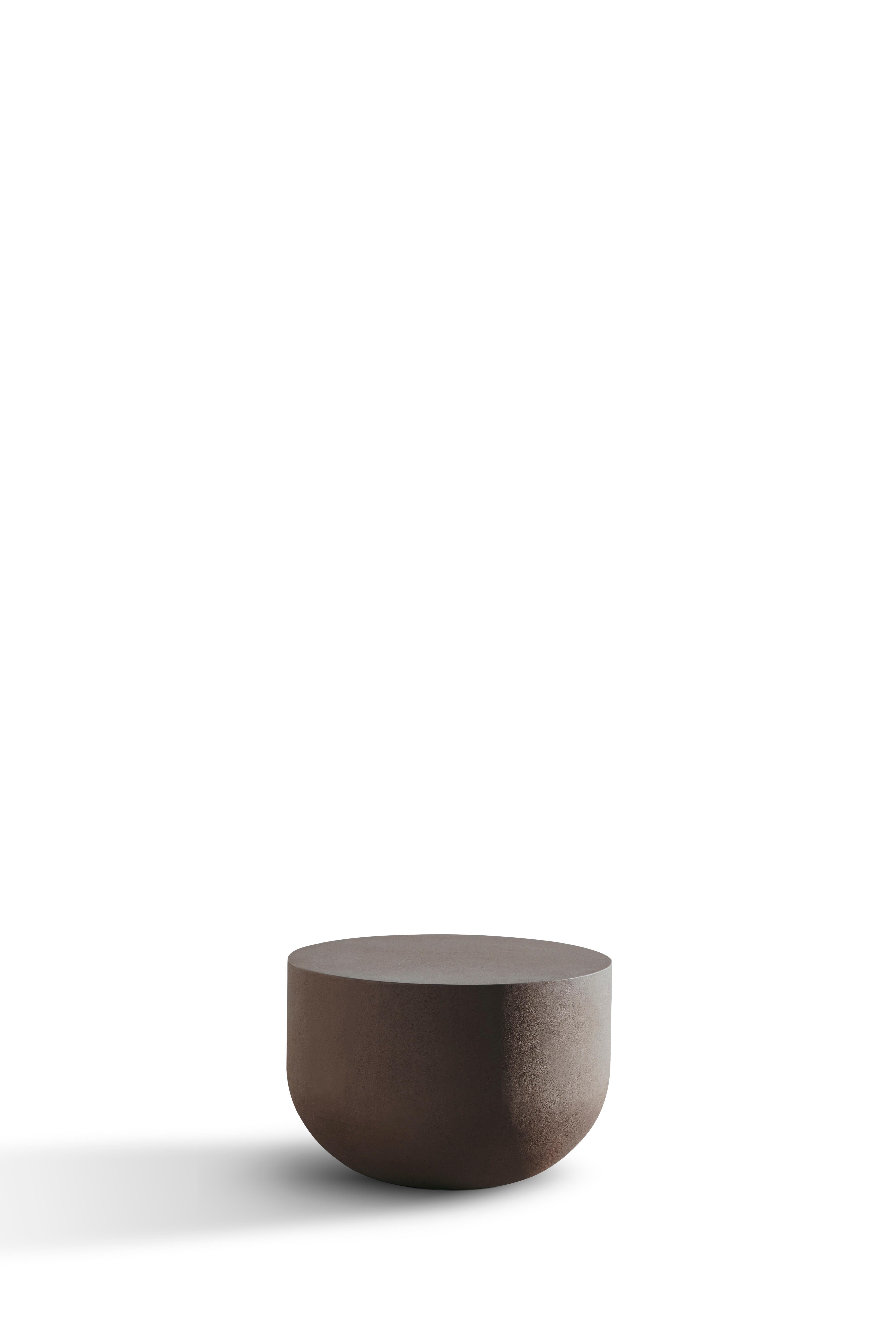 Del equilibrio japonés, la estabilidad, Heiko evoca la forma de las mesas, definida por líneas curvas, con una base redondeada que parece flotar sobre las superficies. Se combinan y superponen geometrías simples y volúmenes completos, dando vida a