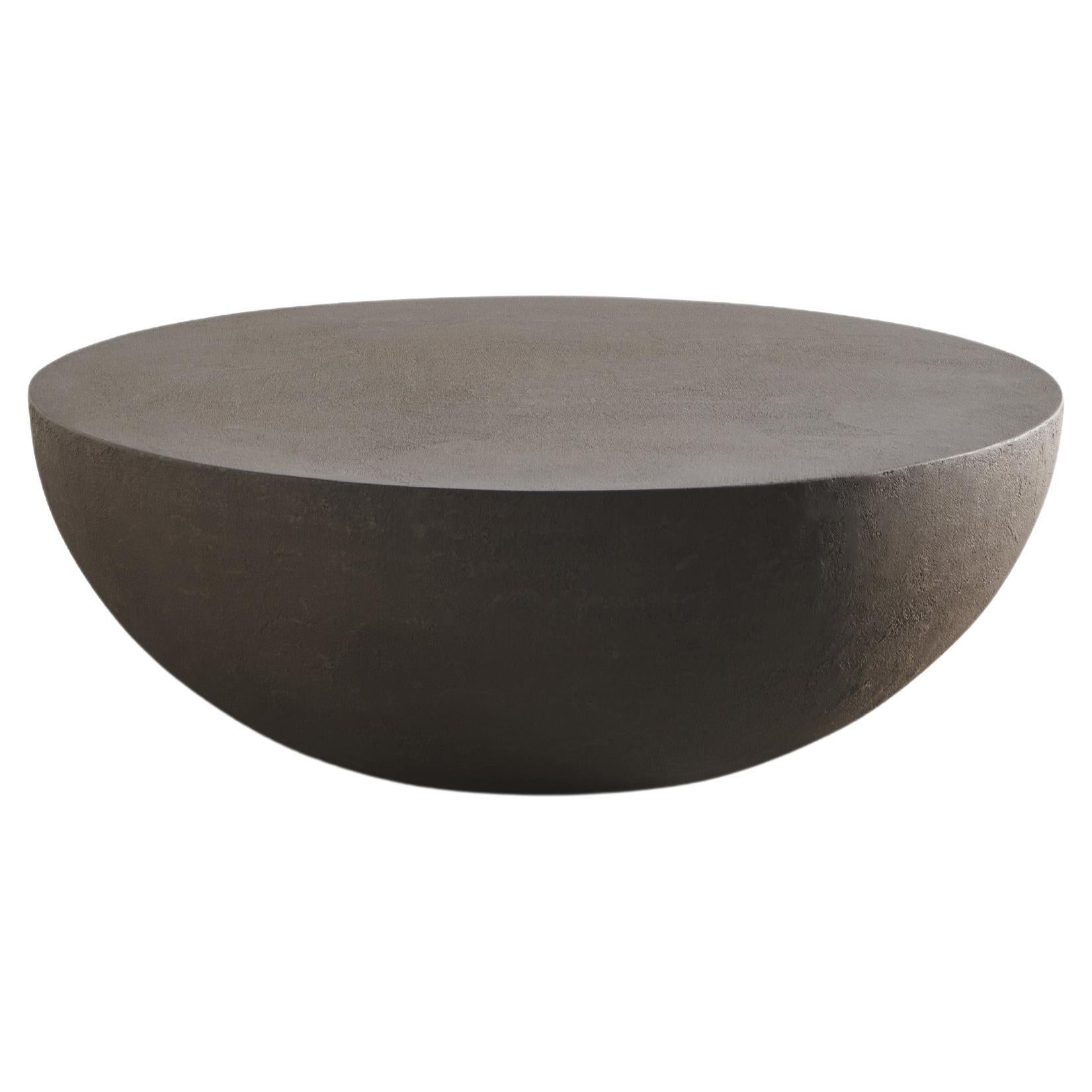 From the Japanese equilibrium, stability, Heiko calls to mind the shape of the tables, defined by curved lines, with a rounded base which seems to float on the surfaces. Simple geometries and full volumes are combined and superimposed, giving life