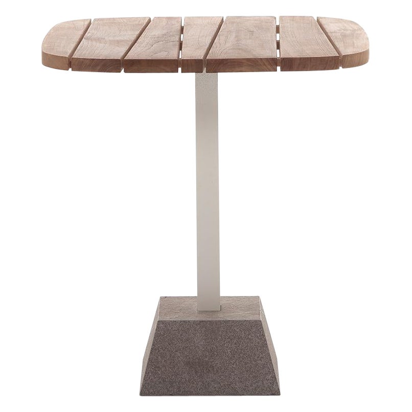 Mesa Gervasoni Inout 137 con tablero de listones de teca natural y base de aluminio blanco mate