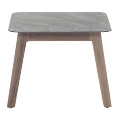 Mesa baja Gervasoni Inout 868 con tapa de gres porcelánico gris y teca lavada