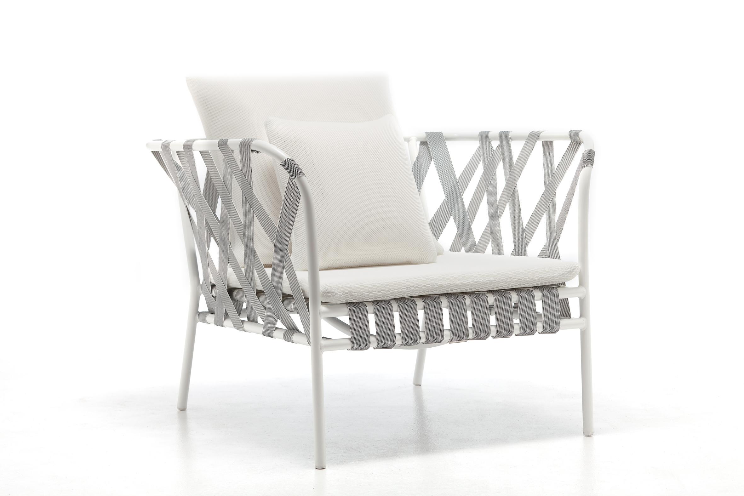 The Inout 851 armchair develops around a light structure in white, grey or sage painted tubular aluminium, an ecological material, unique for its technical qualities. To this is added a particular weave in grey, black or blue elastic strap, an