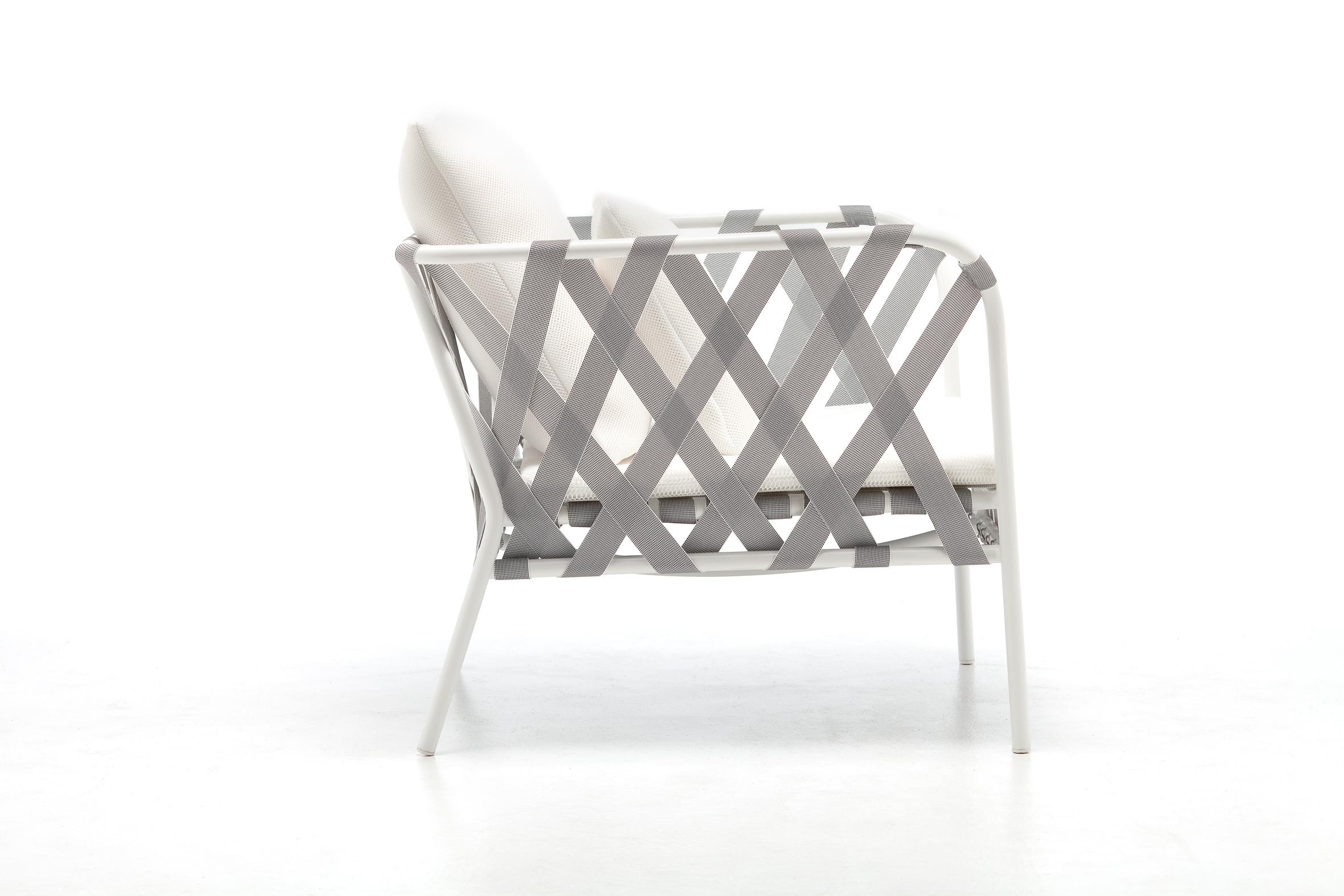Moderno Poltrona Gervasoni Inout con tappezzeria Aspen 02 e struttura bianca con elastico grigio in vendita