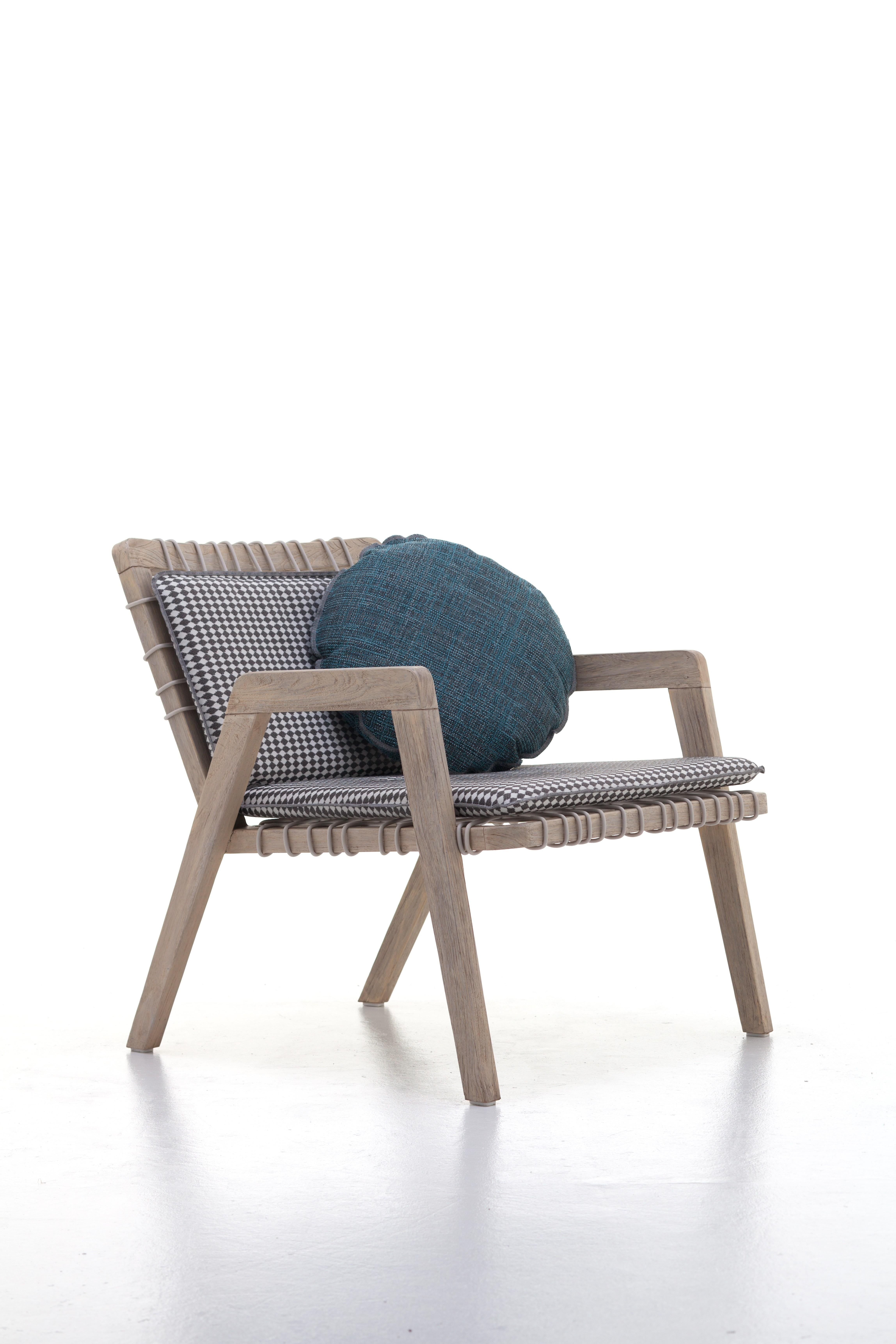 El refinado minimalismo nórdico define el sillón Inout 861, caracterizado por un amplio asiento. Su estructura es de teca lavada, una de las mejores maderas tropicales sometida a un tratamiento de envejecimiento que determina el particular tono gris