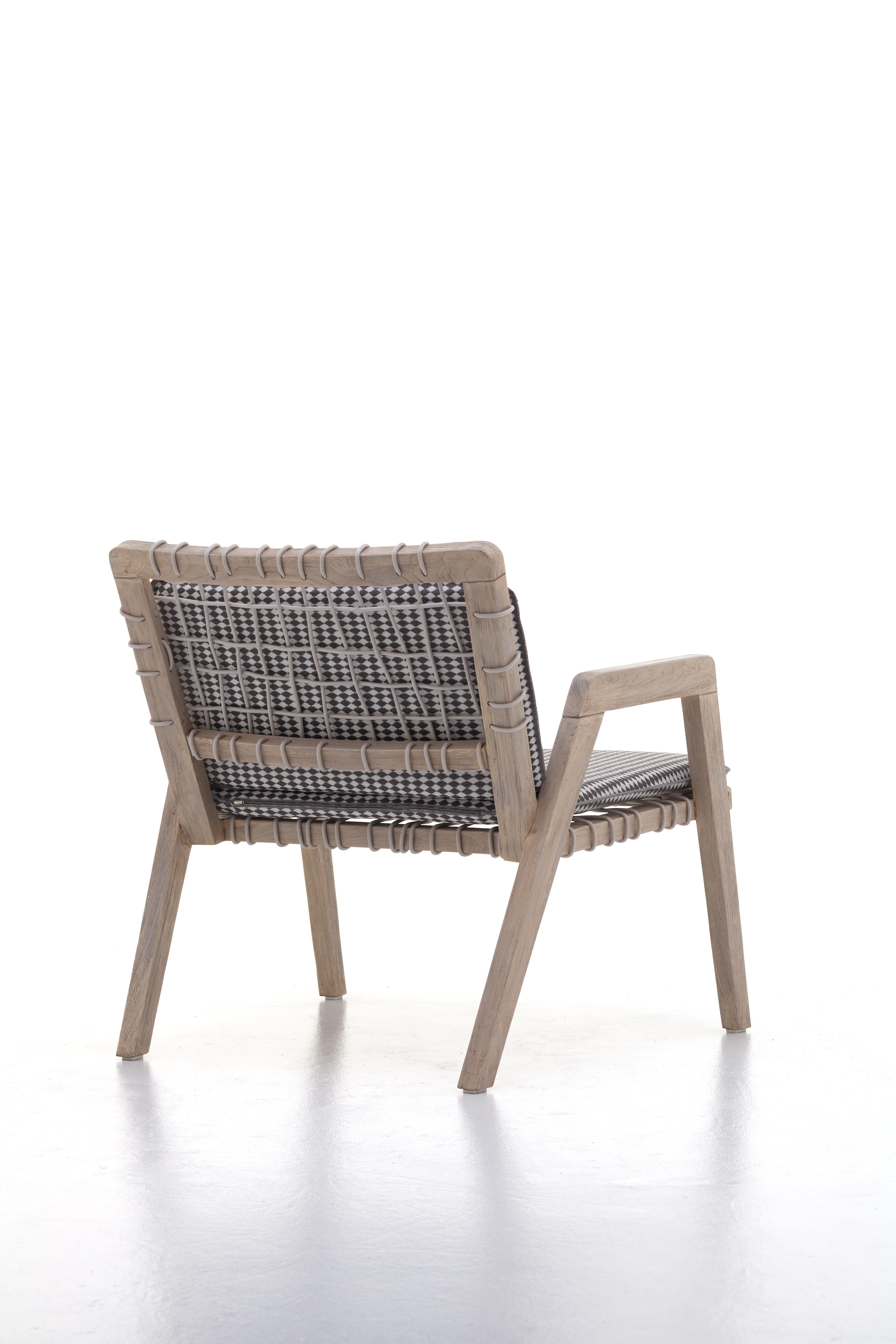 Sillón Gervasoni Inout en tapicería Lisboa 07 y estructura de teca lavada con tejido Italiano en venta