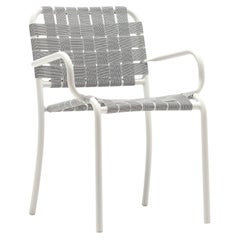 Fauteuil Gervasoni Inout avec cadre en aluminium blanc mat et ceintures élastiques grises