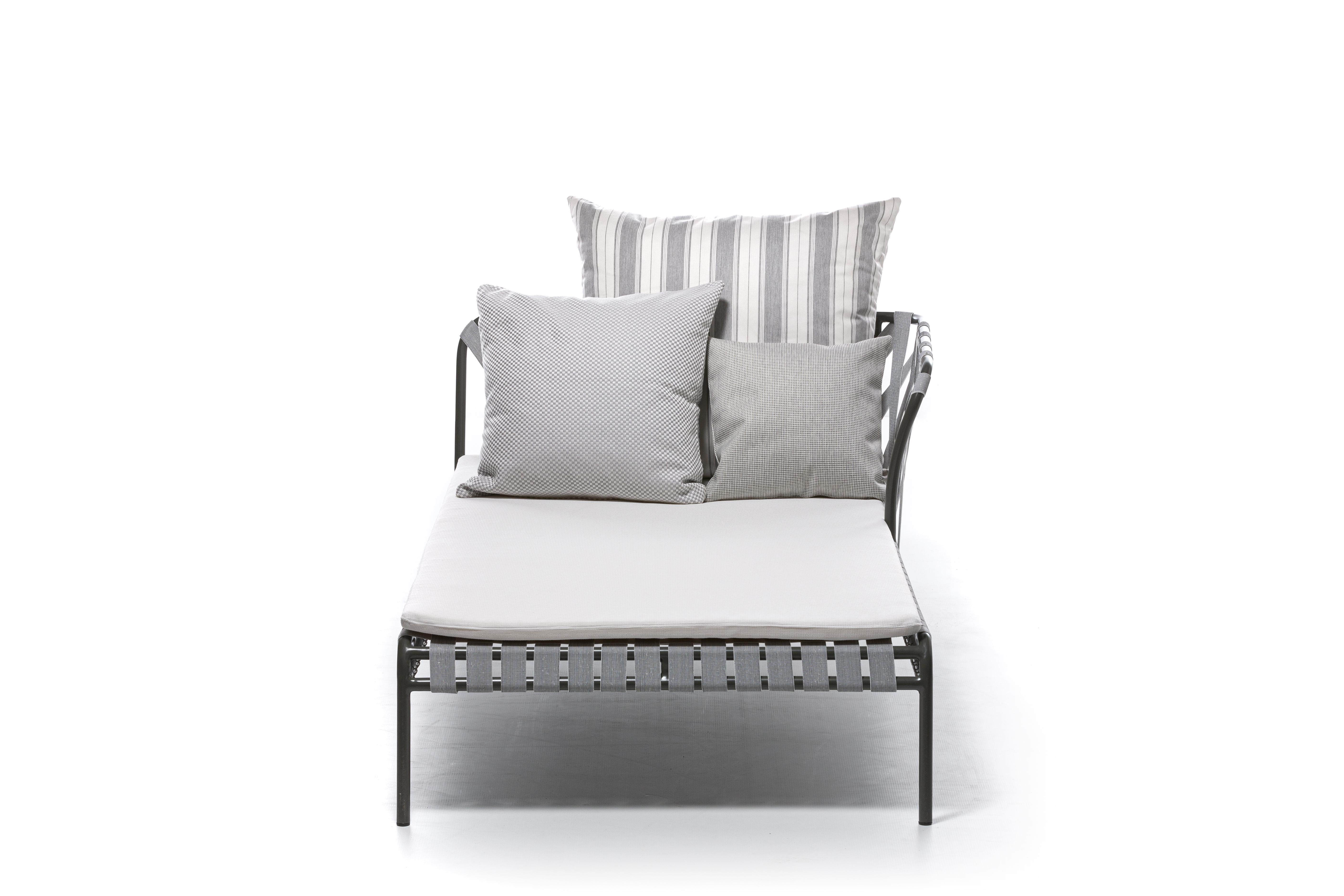 The Inout 852/853 sofas and Inout 858/859 dormeuses develop around a light structure in white, grey or sage painted tubular aluminium, an ecological material, unique for its technical qualities. To this is added a particular weave in grey, black or