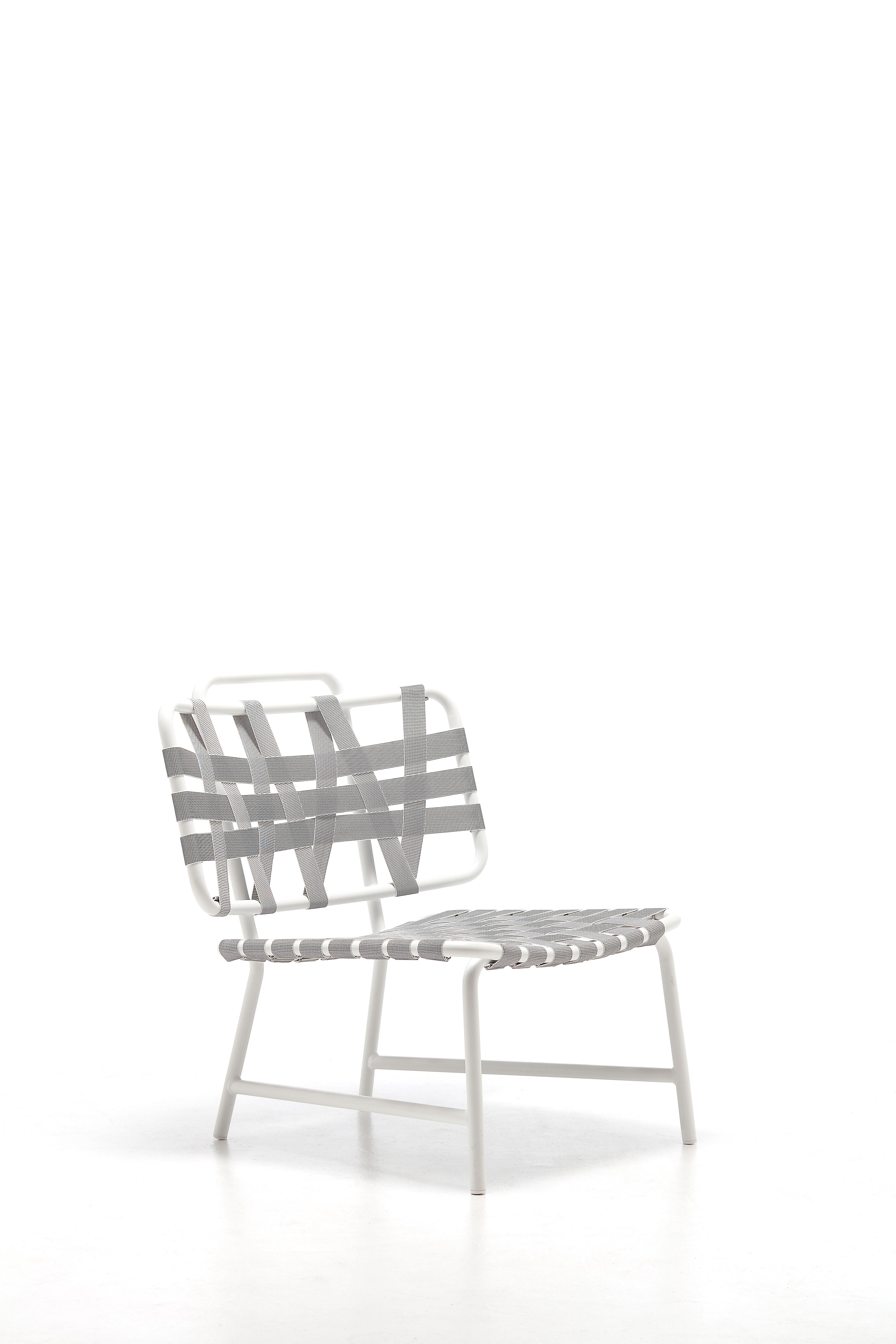 Defined by a wide seat with slightly curved backrest for an enveloping furnishing element, the Inout 856 lounge chair develops around a light structure in white, grey or sage painted tubular aluminium, an ecological material, unique for its