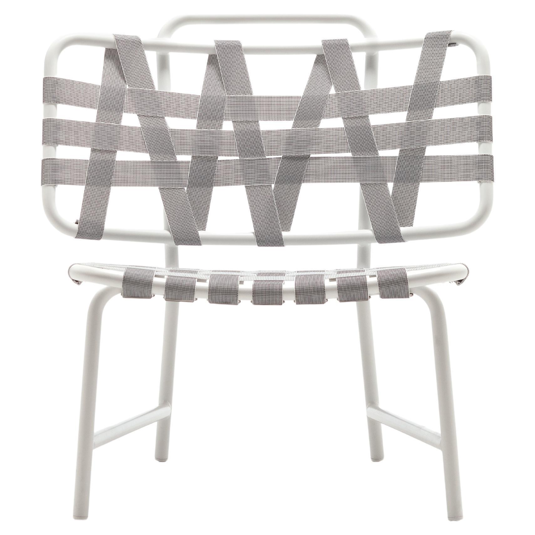 Fauteuil de salon Inout de Gervasoni avec assise en ceinture élastique grise et cadre en aluminium blanc
