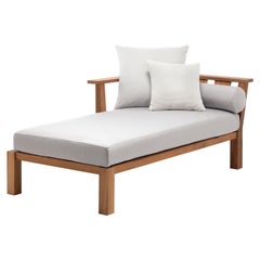 Cama de día modular Gervasoni Inout en tapicería London 07 con estructura de teca natural