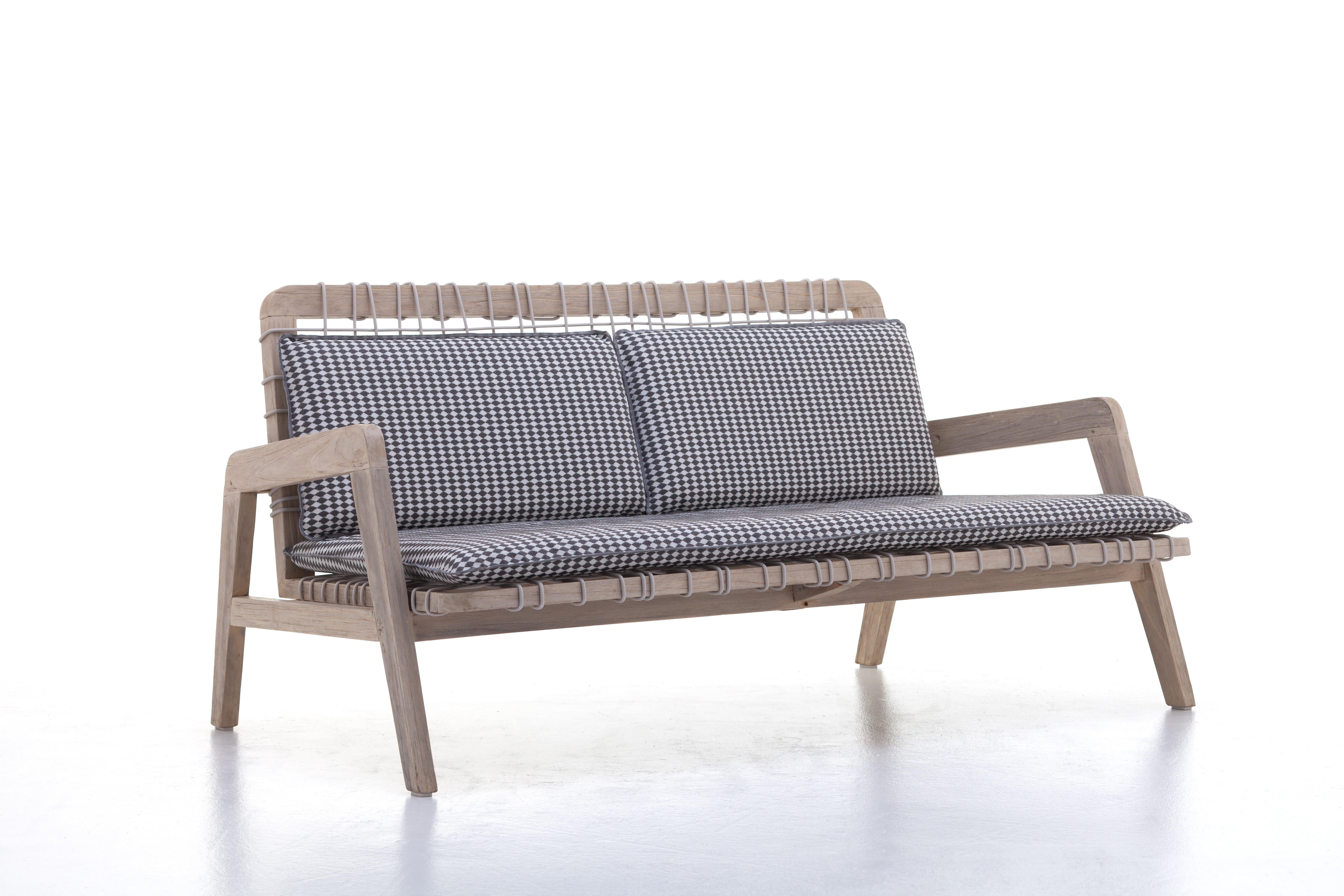 Family of one-seater or two-seater sofas, Inout 862/863 express a refined Nordic minimalism. They have a structure in Washed Teak, one of the finest tropical woods subjected to ageing treatment that determines the particular shade of grey of the
