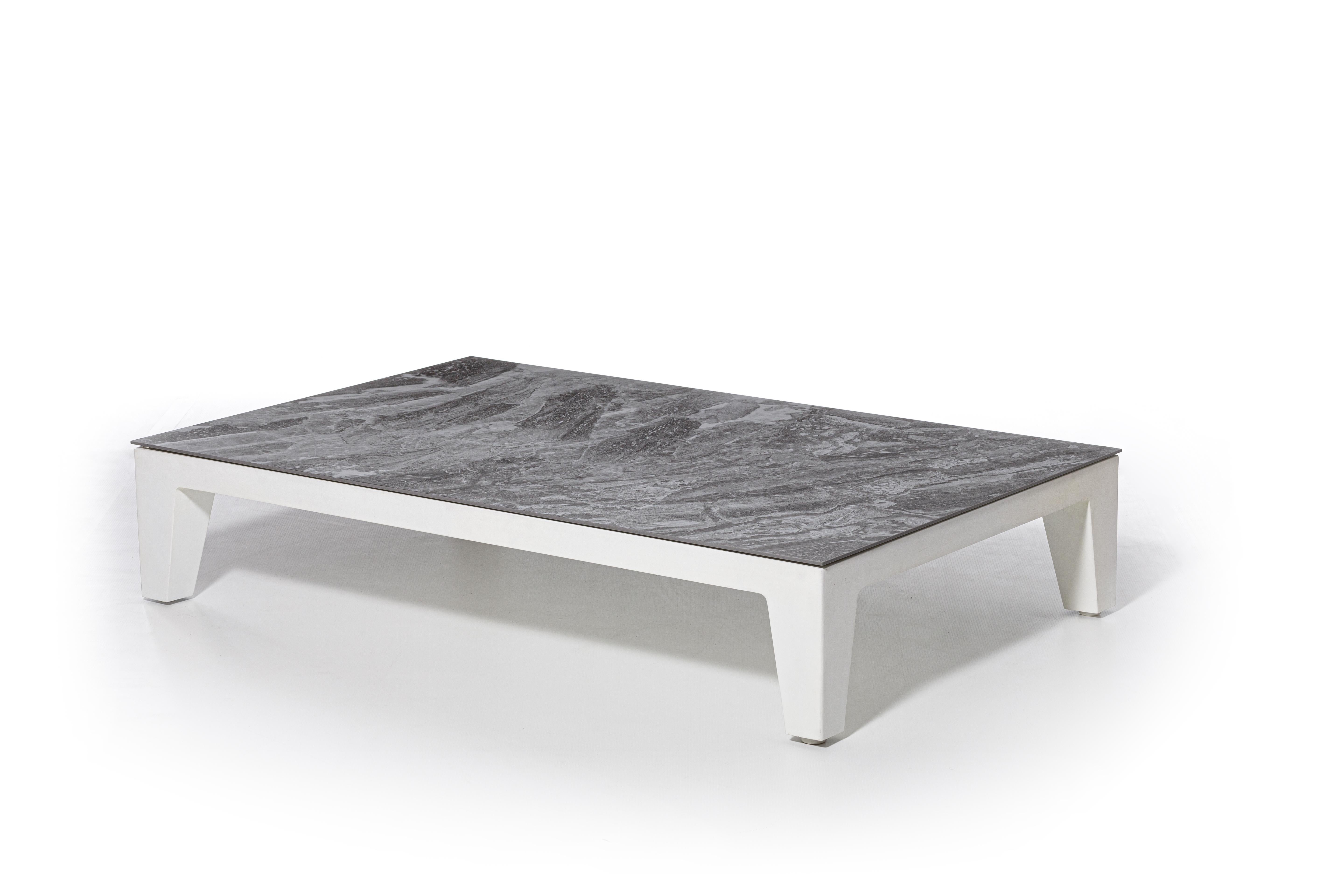 Rectangular coffee table, Inout 155 was born from the combination of diverse materials: formed of a structure in matt white, grey or sage painted aluminium, they have the top available in different finishes: fixed or extendible natural teak slats,