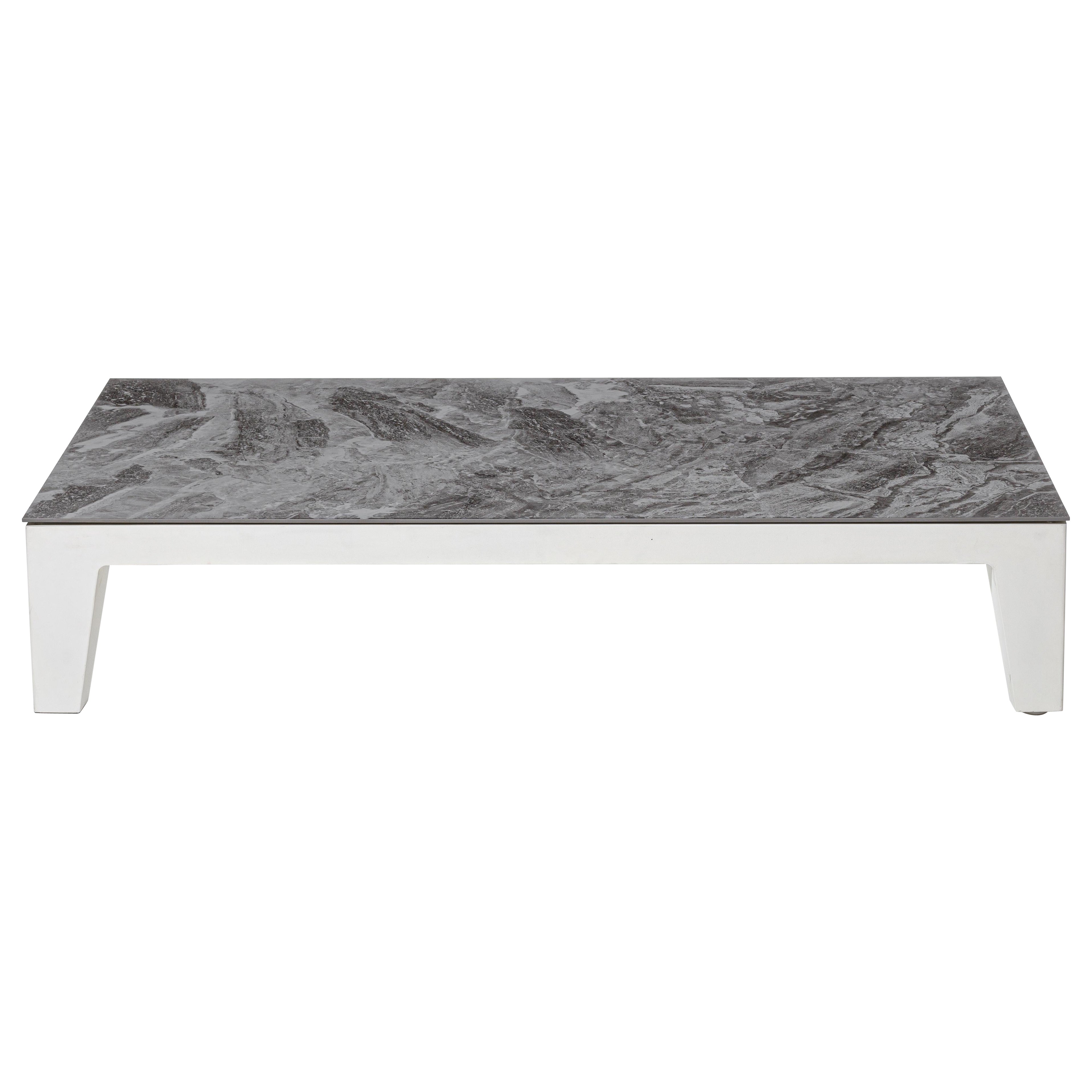 Tavolo Gervasoni Inout con piano in gres porcellanato grigio e struttura in alluminio bianco