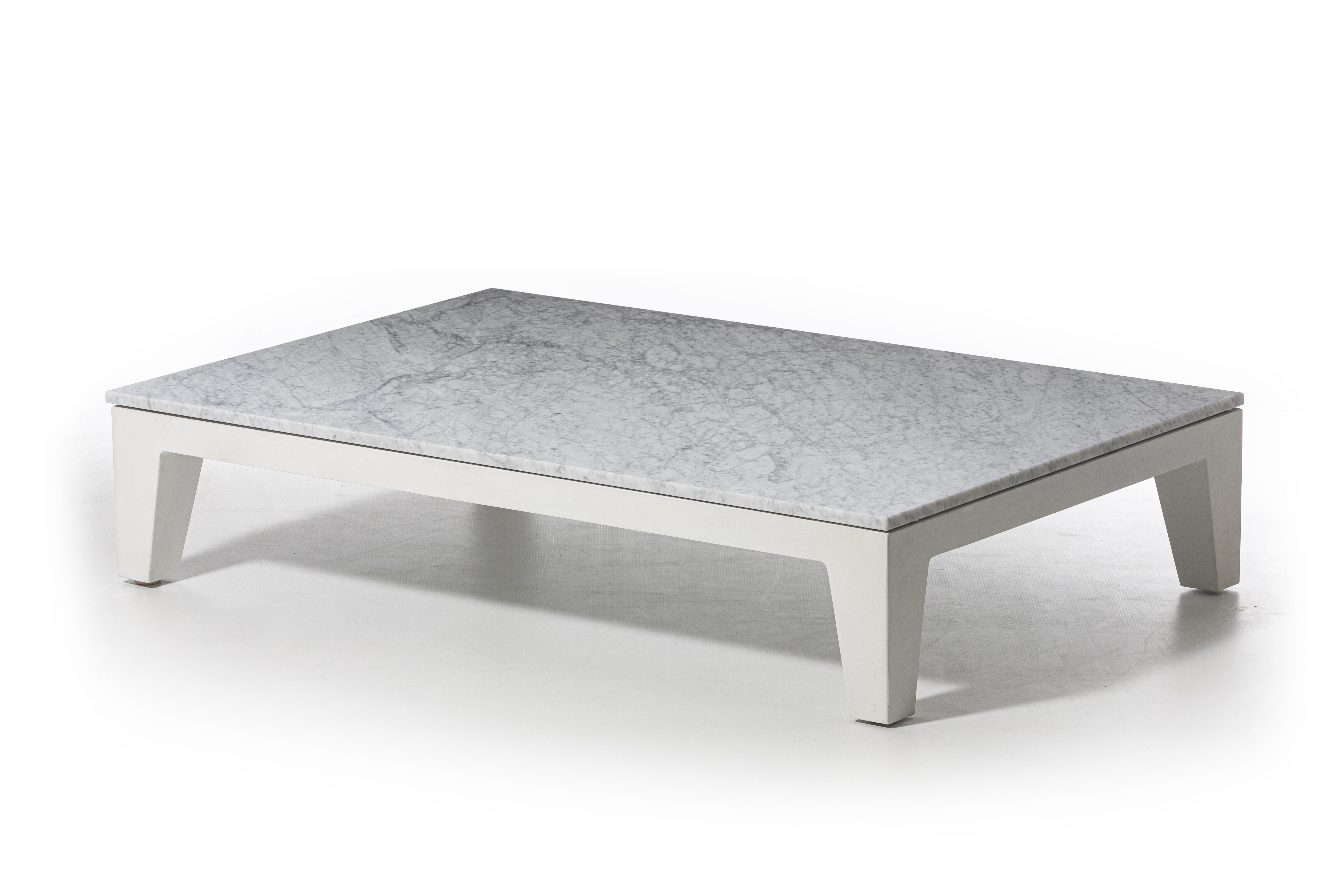 Mesa de centro rectangular, Inout 155 nace de la combinación de materiales diversos: formada por una estructura de aluminio pintado en blanco mate, gris o salvia, tienen el tablero disponible en distintos acabados: lamas de teca natural fijas o