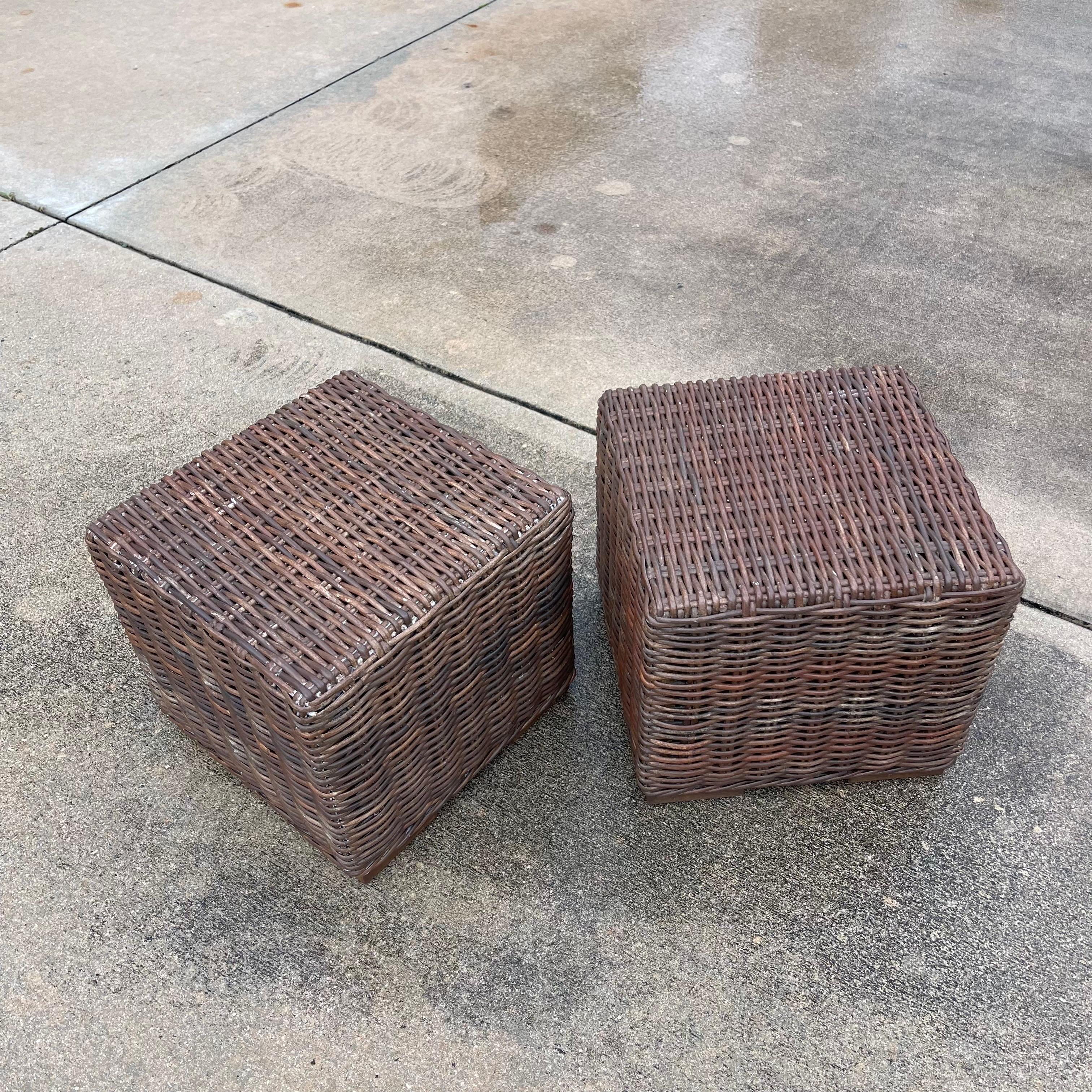 Fabuloso par de mesas auxiliares u otomanas cubo de junco tejido. La pintura está descolorida, deja una pátina maravillosa, o pinta para que combine con tu paleta. Originalmente pensado como mobiliario exterior, también funcionaría bien en el