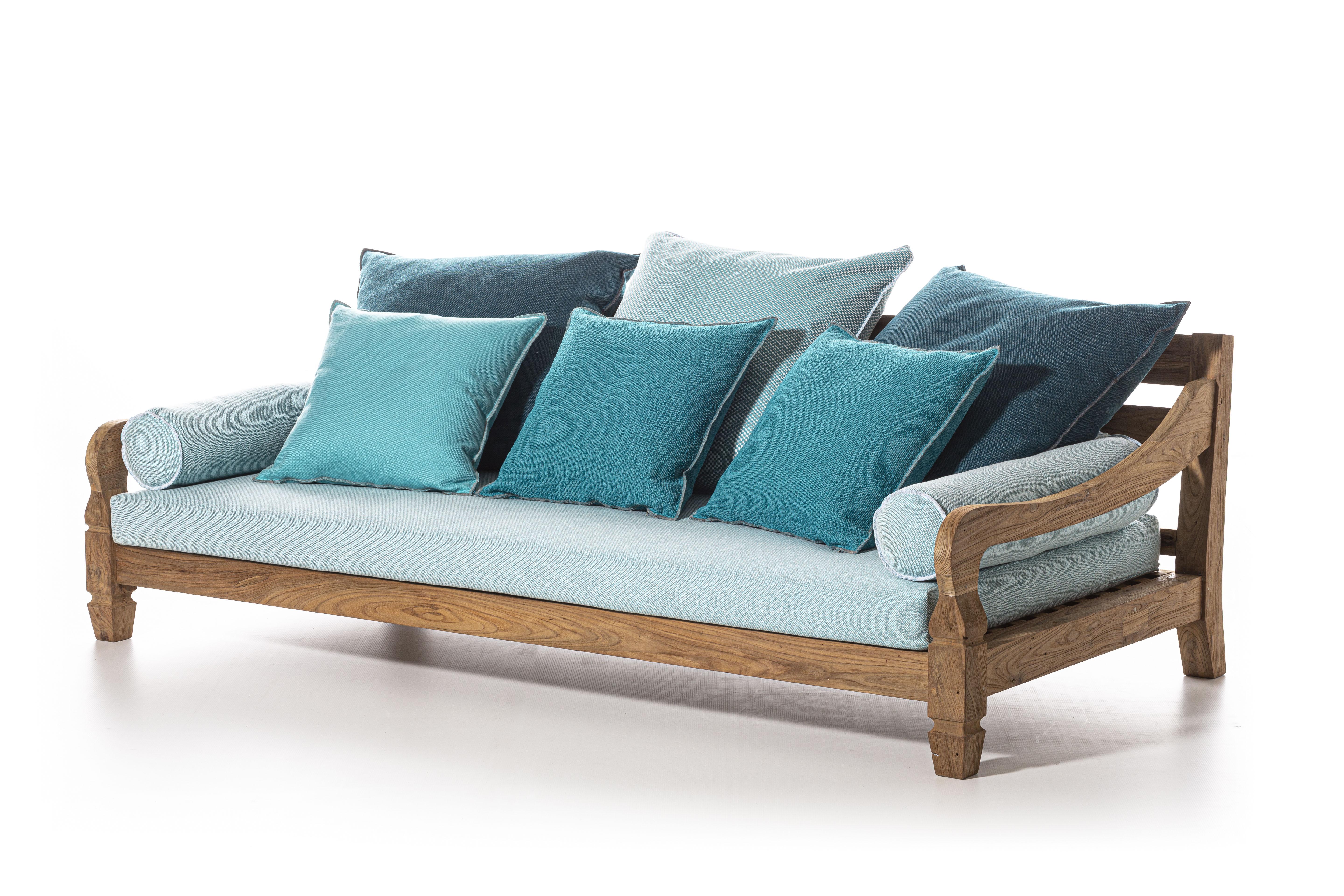 The sofa in colonial style of exotic inspiration, Jeko 04 has a structure made of ECOTeak, a material coming from the reuse of recovered beams and teak elements that have been repaired with recycled wood, assembled and polished to highlight the