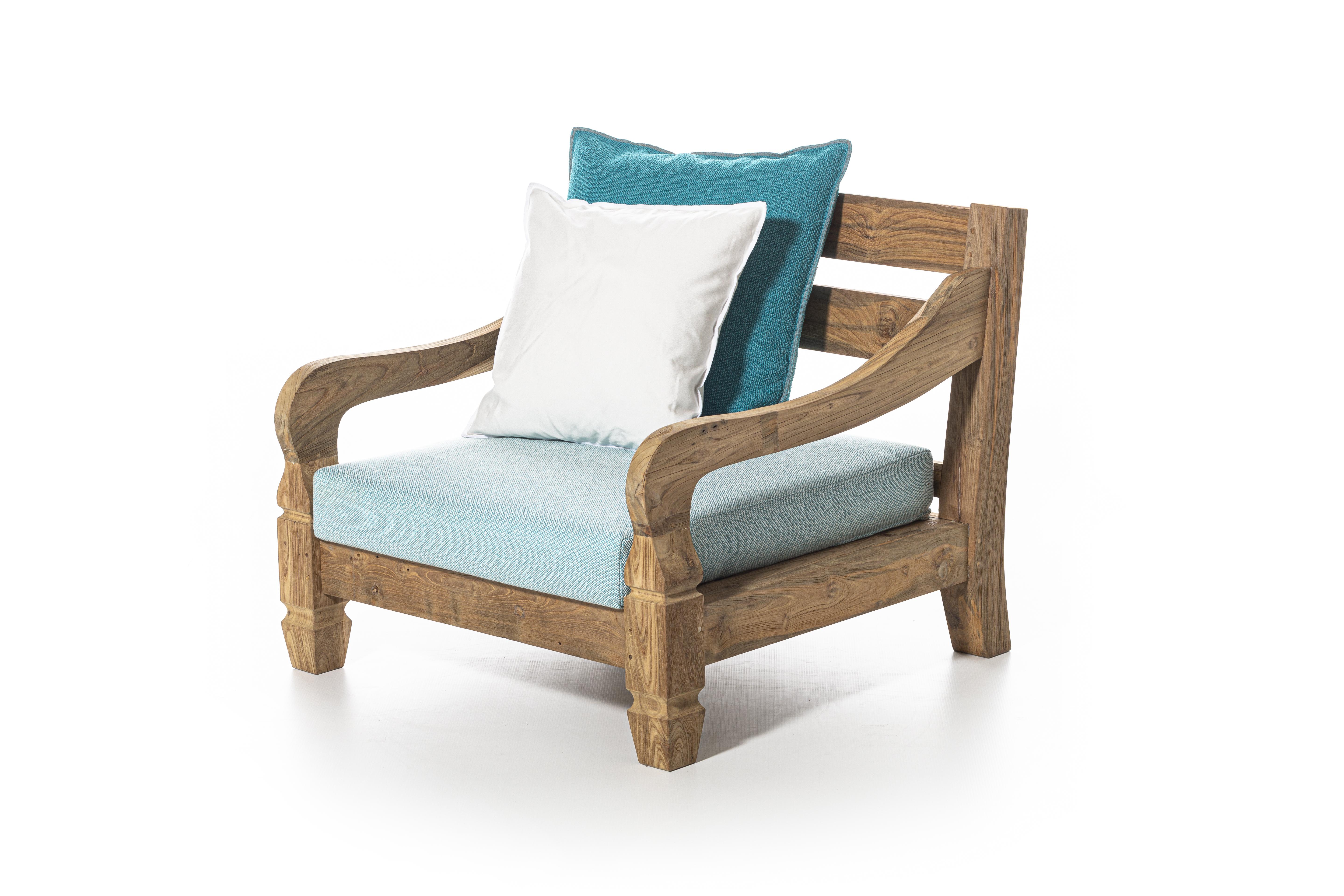 Sillones de estilo colonial de inspiración exótica, los Jeko 01/05 tienen una estructura de ECOTeca, un material procedente de la reutilización de vigas recuperadas y elementos de teca que han sido reparados con madera reciclada, ensamblados y