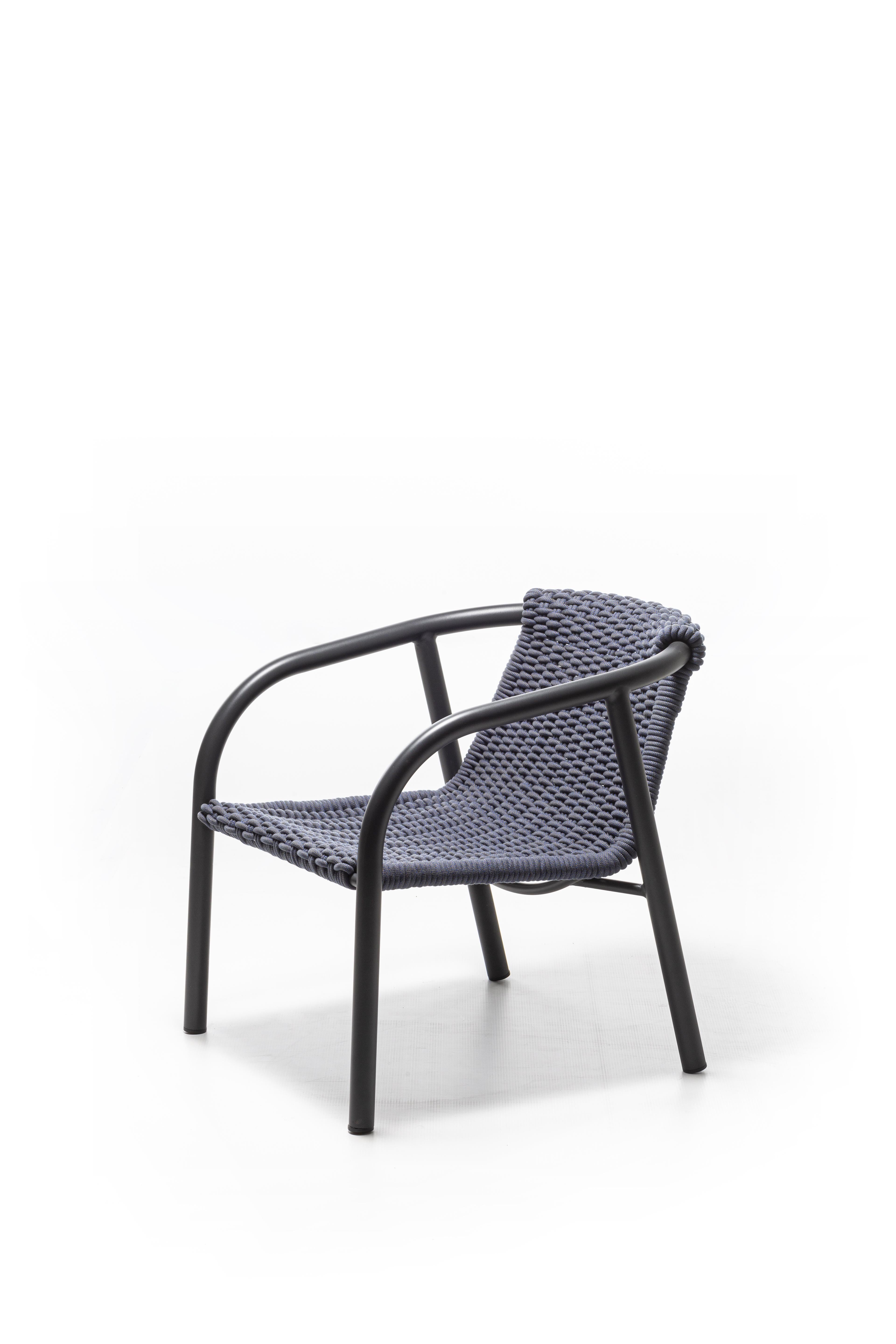 The Ken 26 lounge chair, characterised by a minimal and informal style, is formed by a structure in matt white or grey painted tubular aluminium, a unique metal for its technical qualities, combined with a handmade weaving in grey or blue polyester