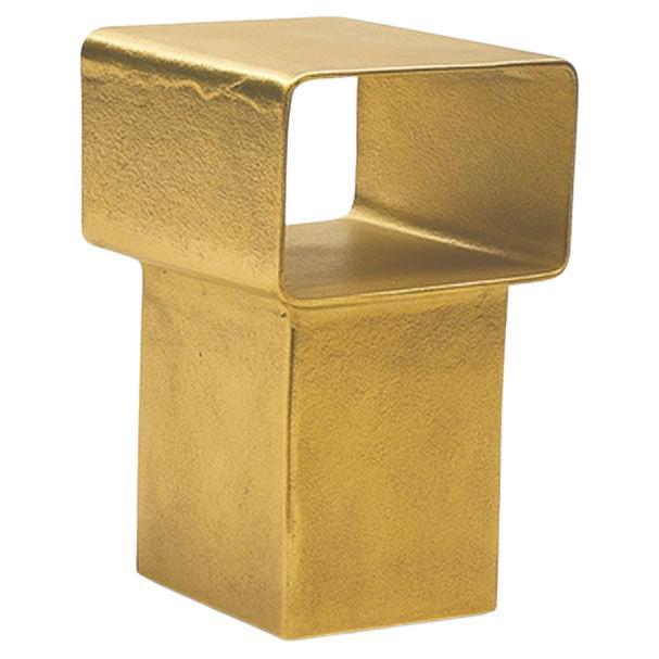 La table Kira se distingue par son langage géométrique saisissant - un jeu de solides et de vides - la base cubique soutenant un plateau carré adouci par des coins arrondis. Fabriqué en aluminium moulé sous pression, il allie clarté structurelle et