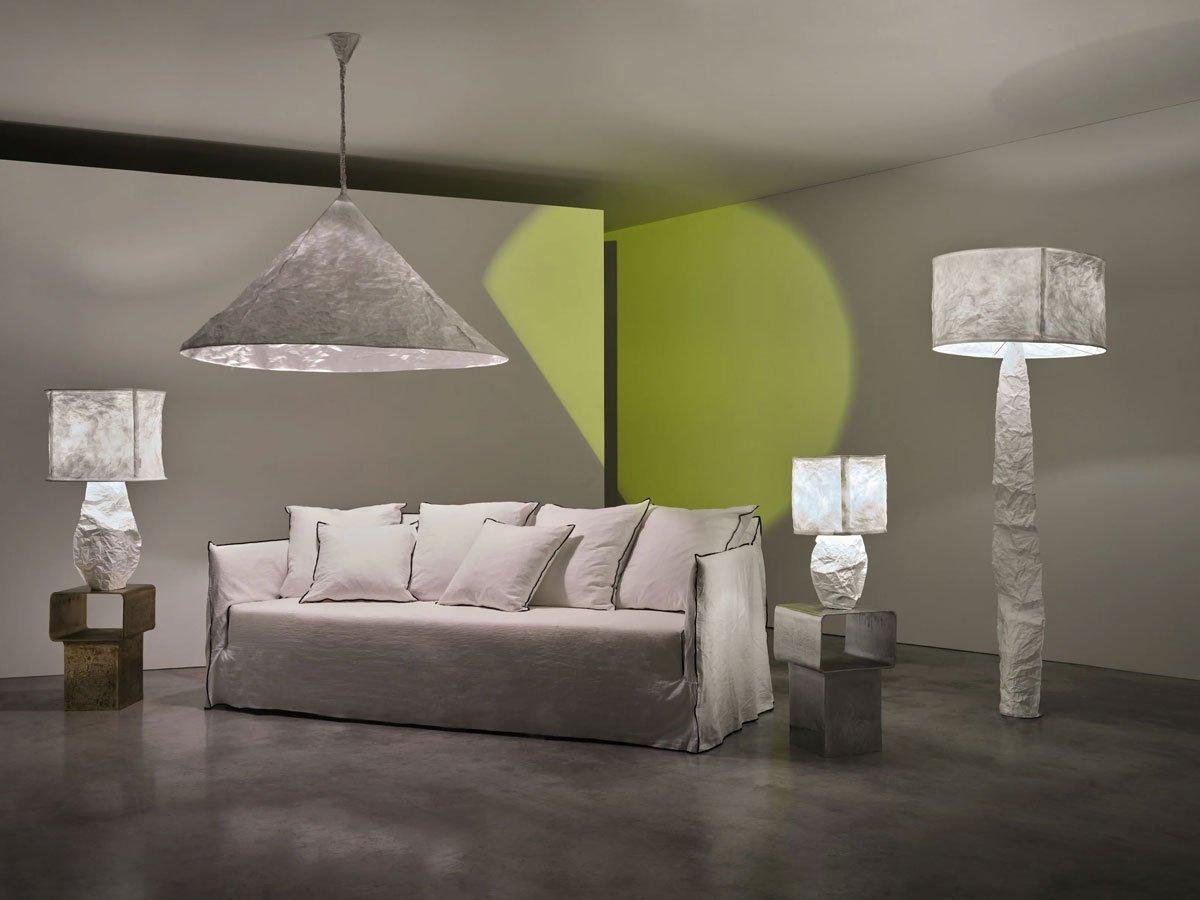 Der Tisch Kira besticht durch seine auffällige geometrische Sprache - ein Wechselspiel von massiv und leer -, denn die kubische Basis trägt eine quadratische Platte, die durch abgerundete Ecken aufgeweicht wird. Aus Aluminiumdruckguss gefertigt,