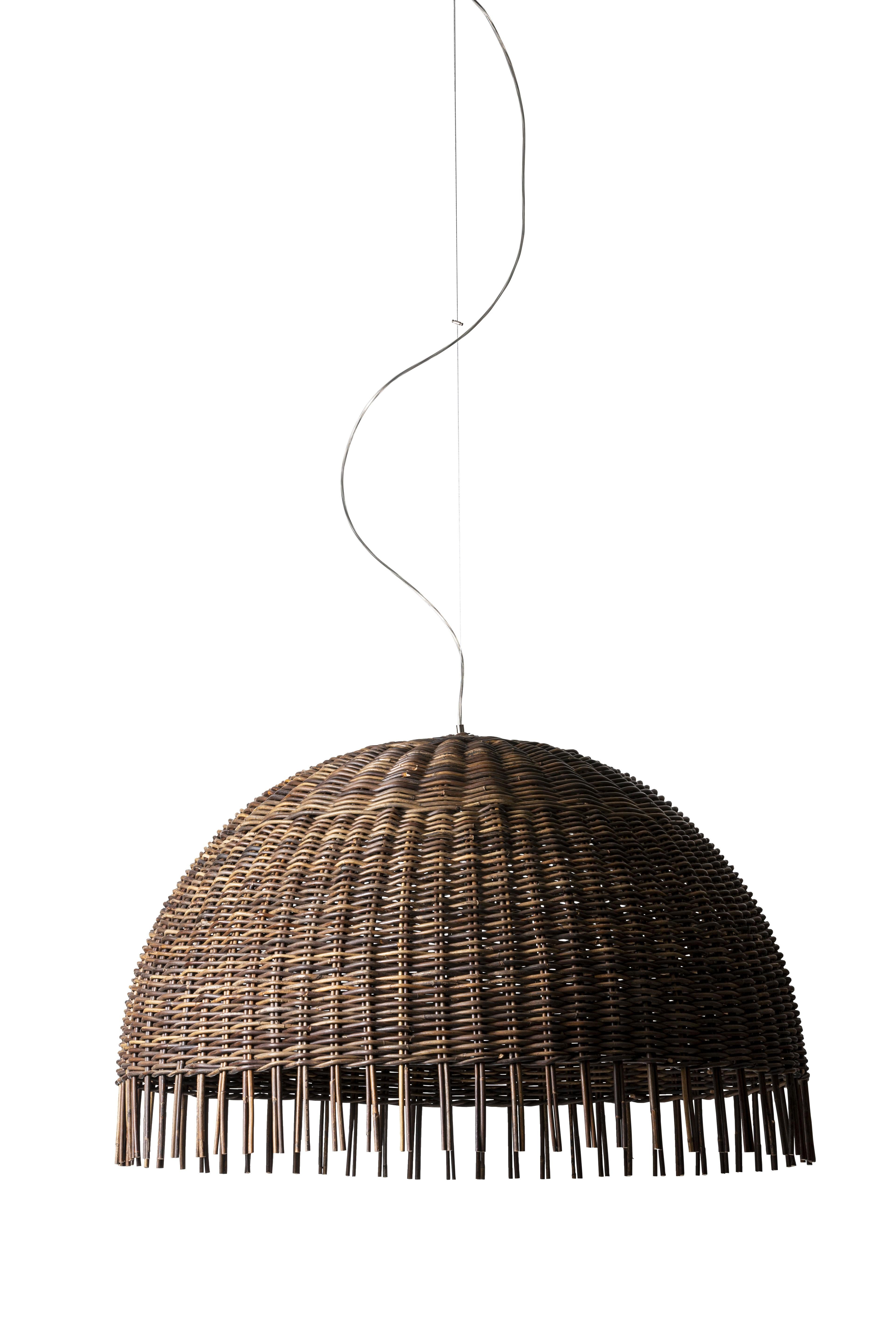 Suspension lamp in crocodile rattan, handwoven, max. power 20 W, 220 Volt, bulb holder E 27, bulb not included (electrical cable lenght 200 cm; steel cable lenght 200 cm).

Additional Information:
Material: Crocodile rattan
Power supply: Max.