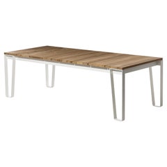 Mesa Gervasoni Inout 933 grande con tablero de listones de teca natural y estructura blanca mate