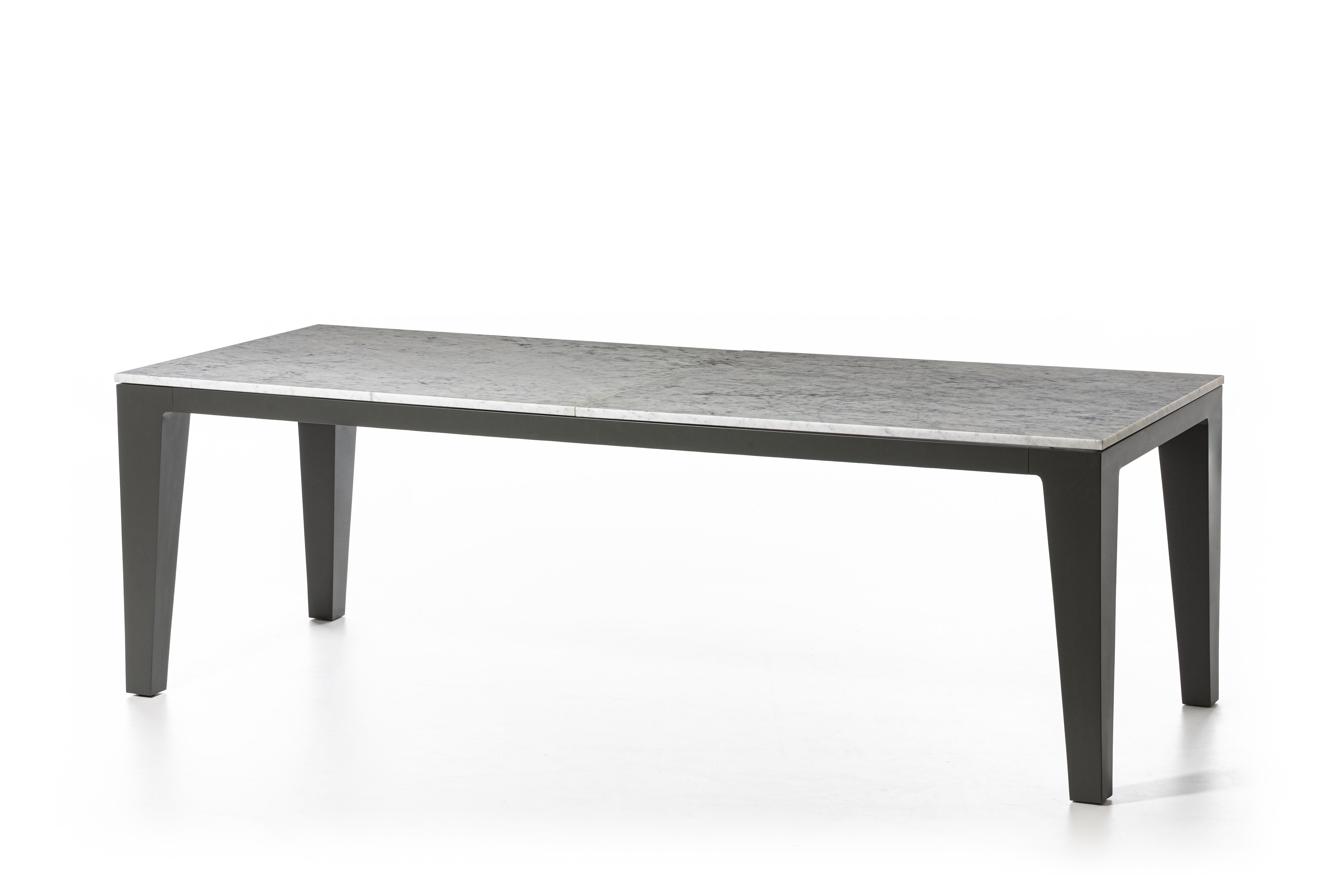 Die aus der Verbindung verschiedener Materialien entstandene Tischfamilie Inout 143/144 hat eine rechteckige Platte und ist in verschiedenen Größen erhältlich. Sie bestehen aus einer Struktur aus matt weiß, grau oder salbeifarben lackiertem