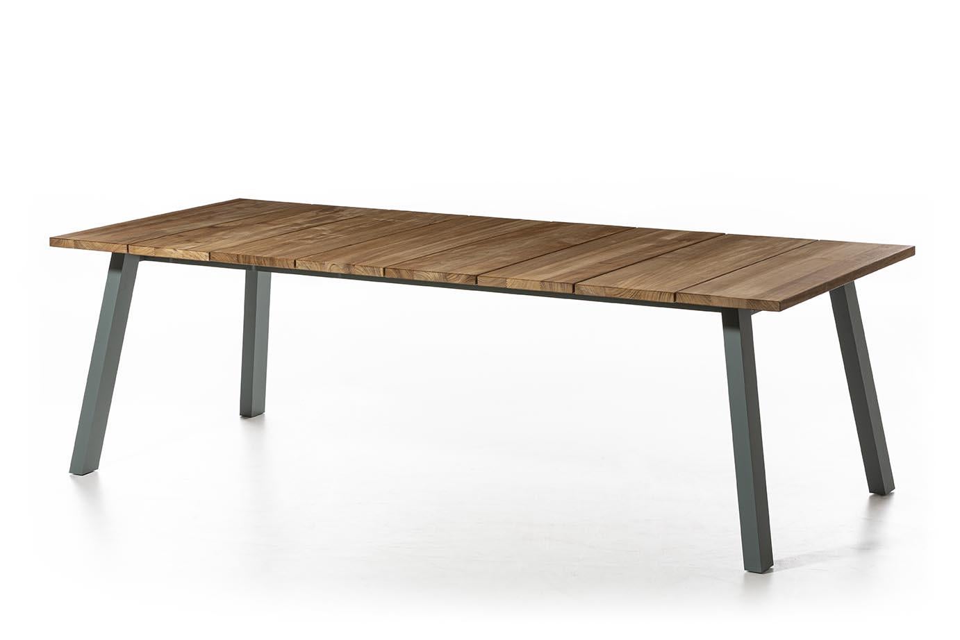 Famille de tables nées de l'union de différents matériaux, Inout 133/134 ont un plateau rectangulaire et sont disponibles en différentes tailles. Constitués d'une base en aluminium tubulaire peint en blanc mat, gris ou sauge, ils sont dotés d'un