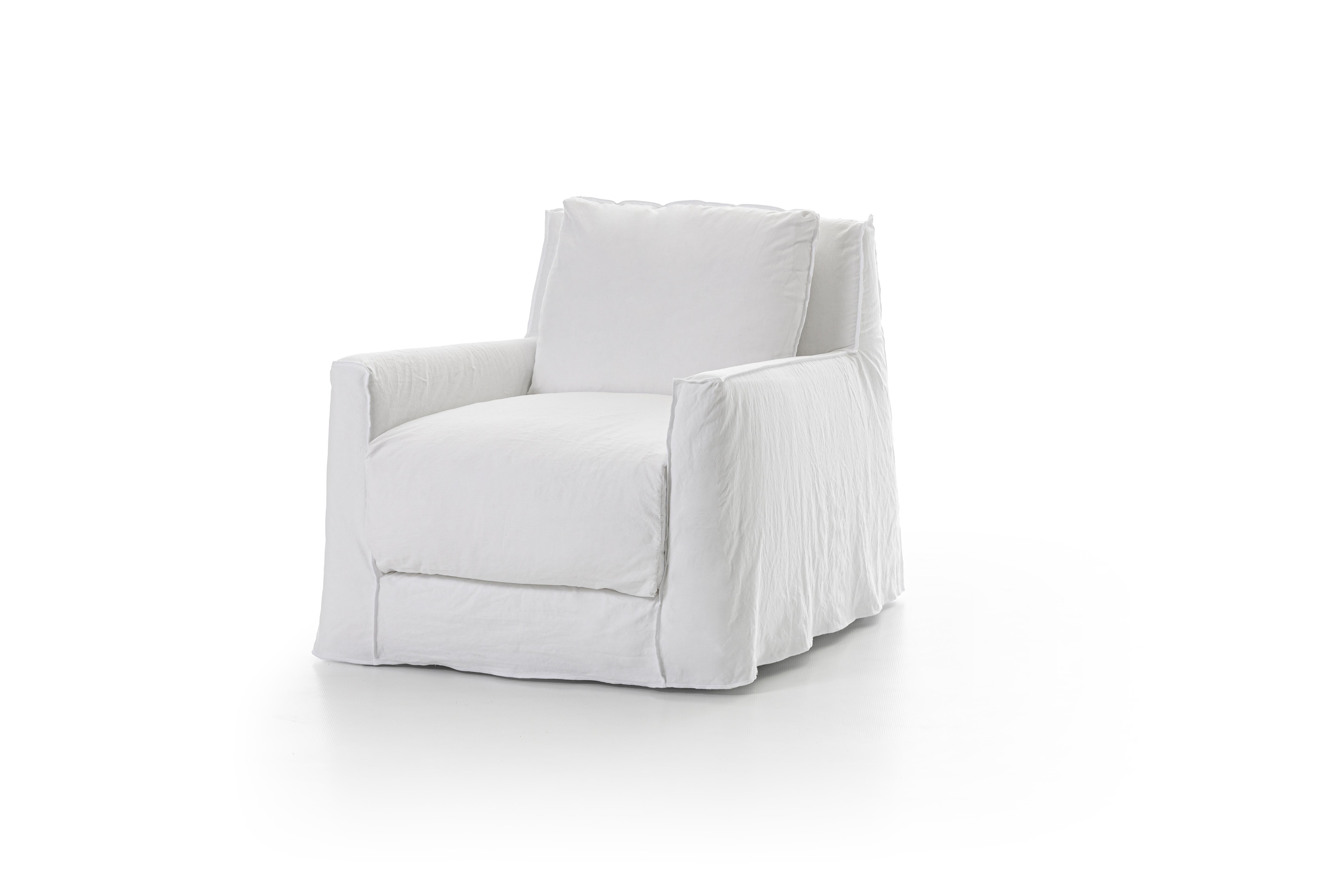 Une idée du confort contemporain est racontée par la famille de fauteuils LOLL 01/05 avec une structure en bois massif recouverte de mousse polyuréthane haute densité. Des lignes douces et des géométries essentielles caractérisent ces fauteuils à