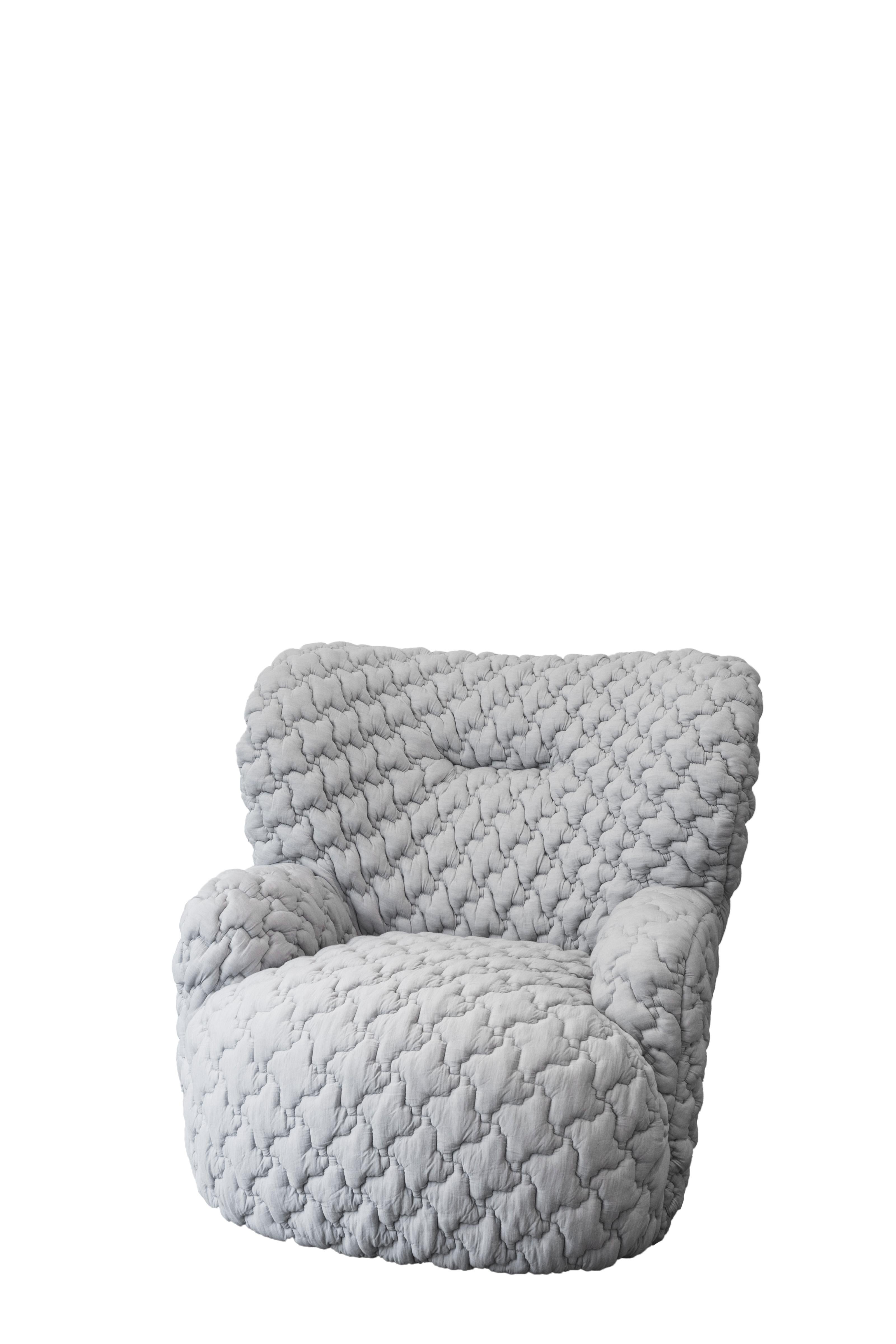 Product with an important shape, it has an enveloping structure whose particularity is found in the proportions between the seat and the backrest: the latter surrounds the seat padded with high-density polyurethane foam in different densities like a