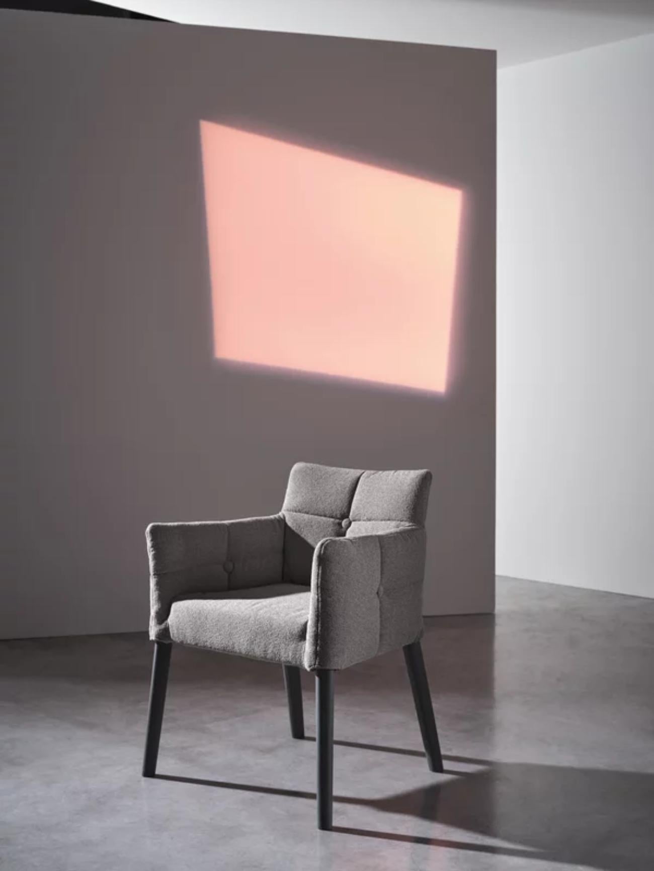 El sillón de comedor Mae alcanza la máxima comodidad y suavidad gracias al generoso acolchado y los cojines de felpa que abrazan el respaldo y los reposabrazos. La tapicería extraíble envuelve el elegante y esbelto diseño del asiento. Disponible en