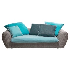 Sillón mediano Gervasoni Panda 02 en tapicería Capri 04 y resina blanca/gris