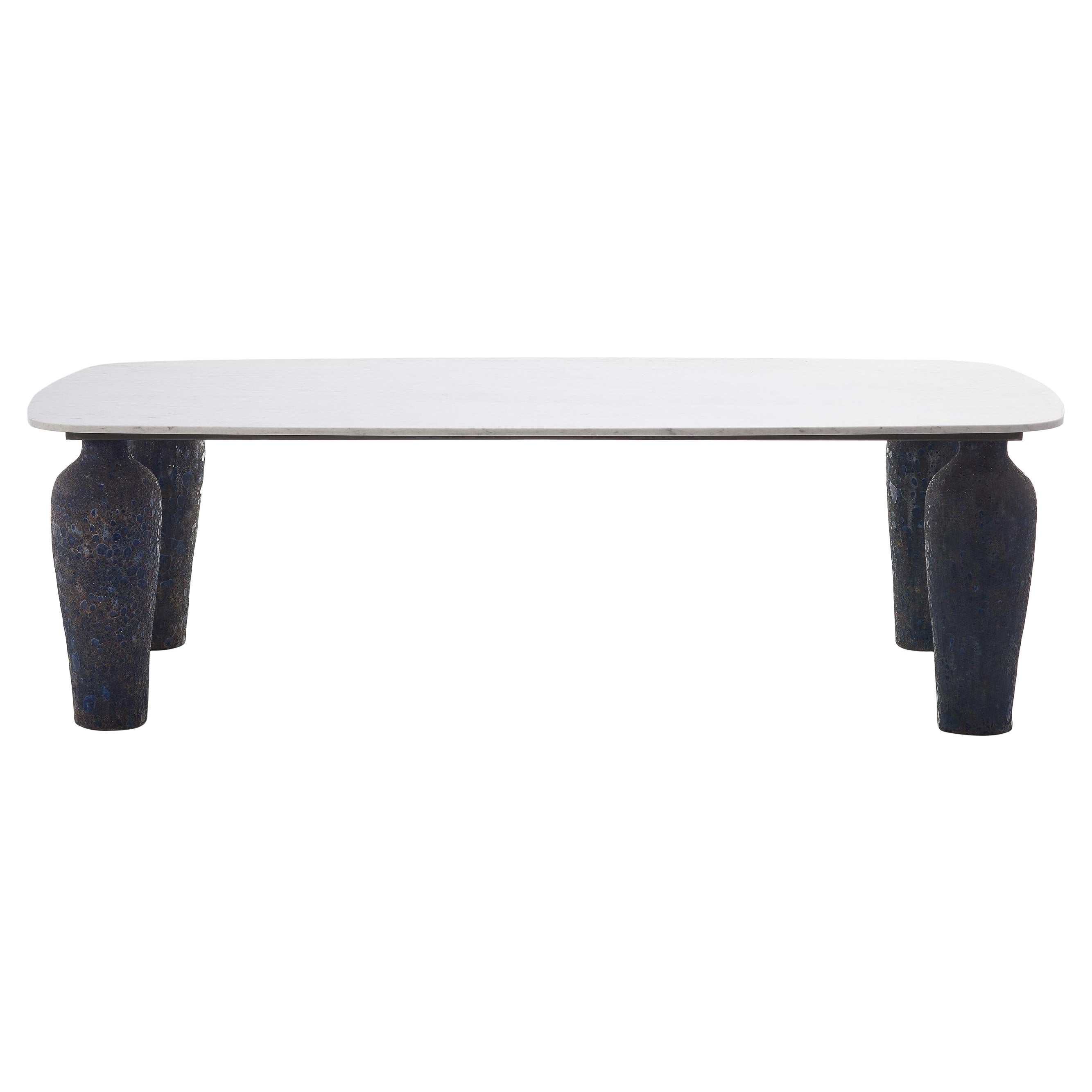 Mesa Gervasoni Moon 33 con base de cerámica azul y tapa de mármol blanco de Carrara