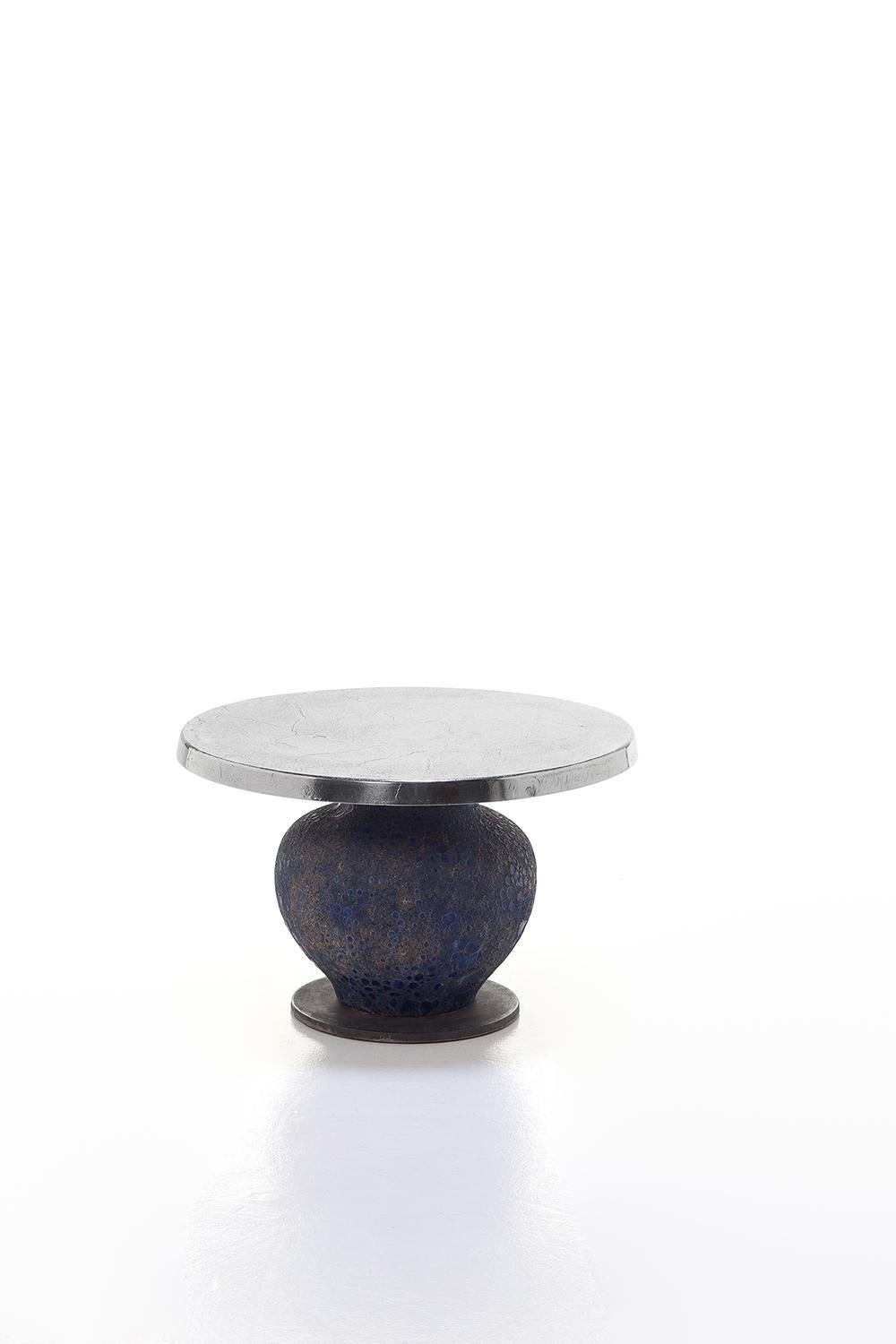 Moderne Table d'appoint Gervasoni Moon 42 avec base en fonte et plateau en aluminium moulé en vente