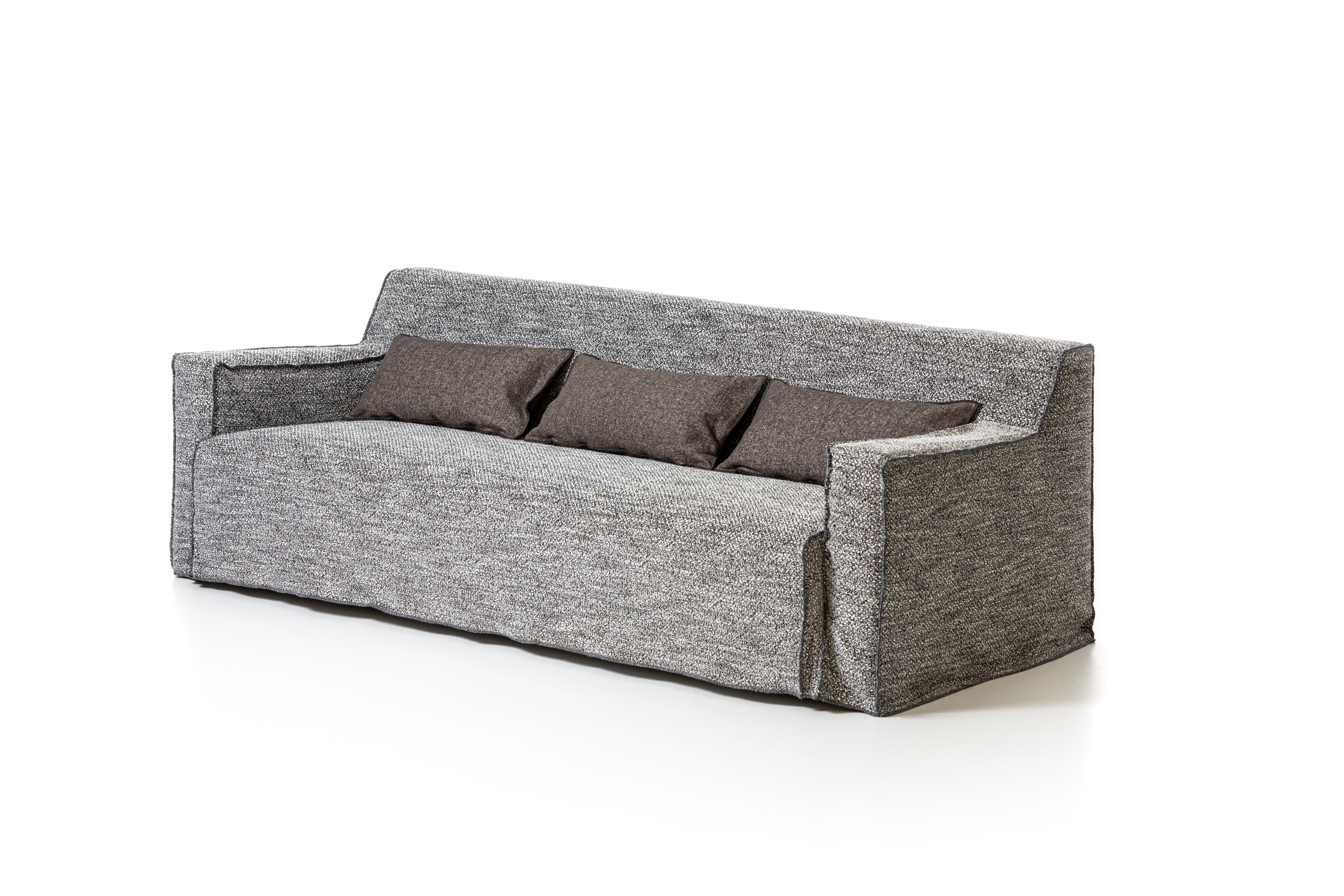 A family of modular elements, with or without armrests, gives life to the MORE modular upholstery system, which offers infinite configurations thanks to the collection’s different modules. Soft and generous volumes characterise these products with