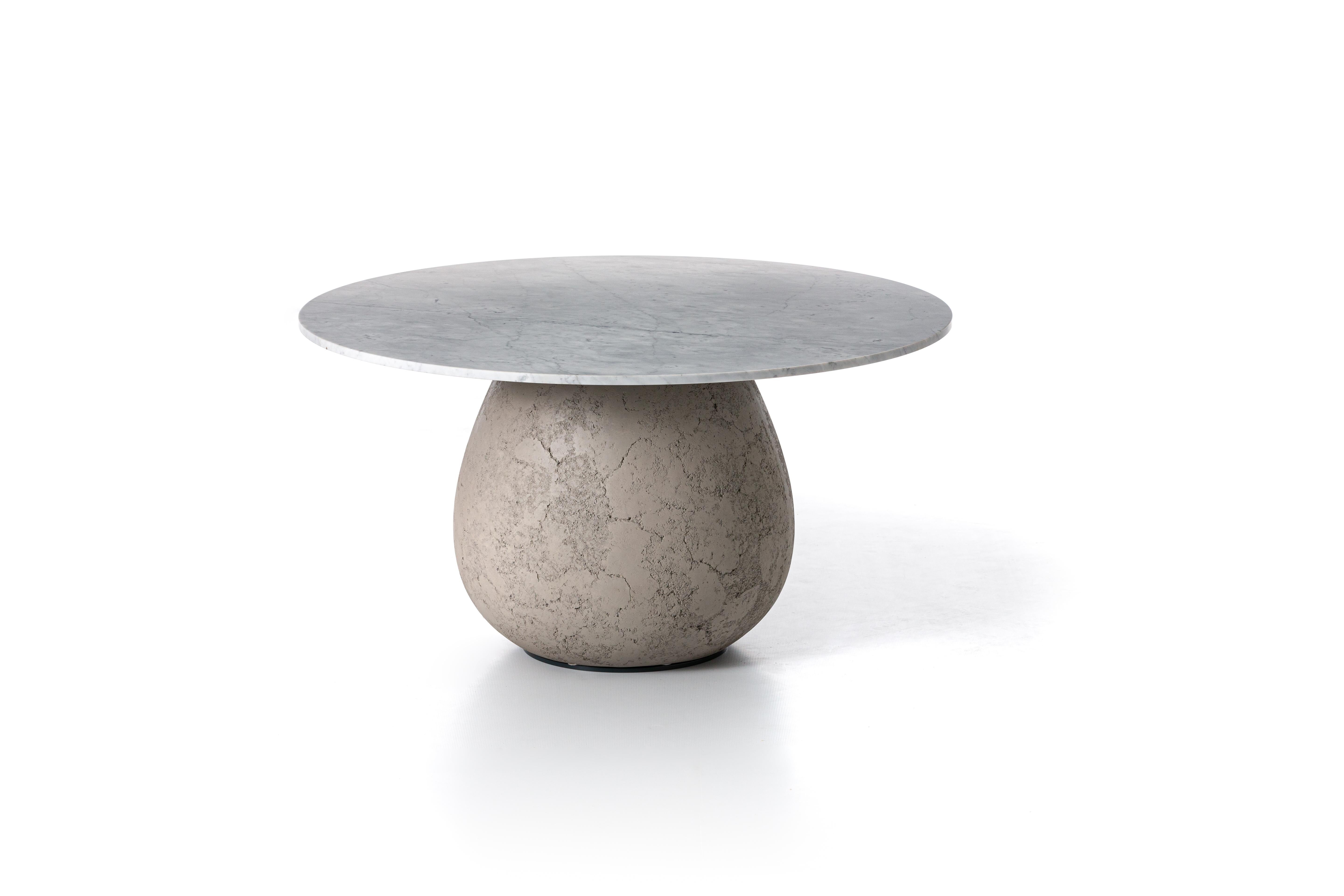 Full volumes and rounded shapes characterise the Next 232/236 table family. Available in two sizes, they stand out thanks to the sculptural central base with full shapes, made of concrete with a crackle finish, while the top is in white Carrara