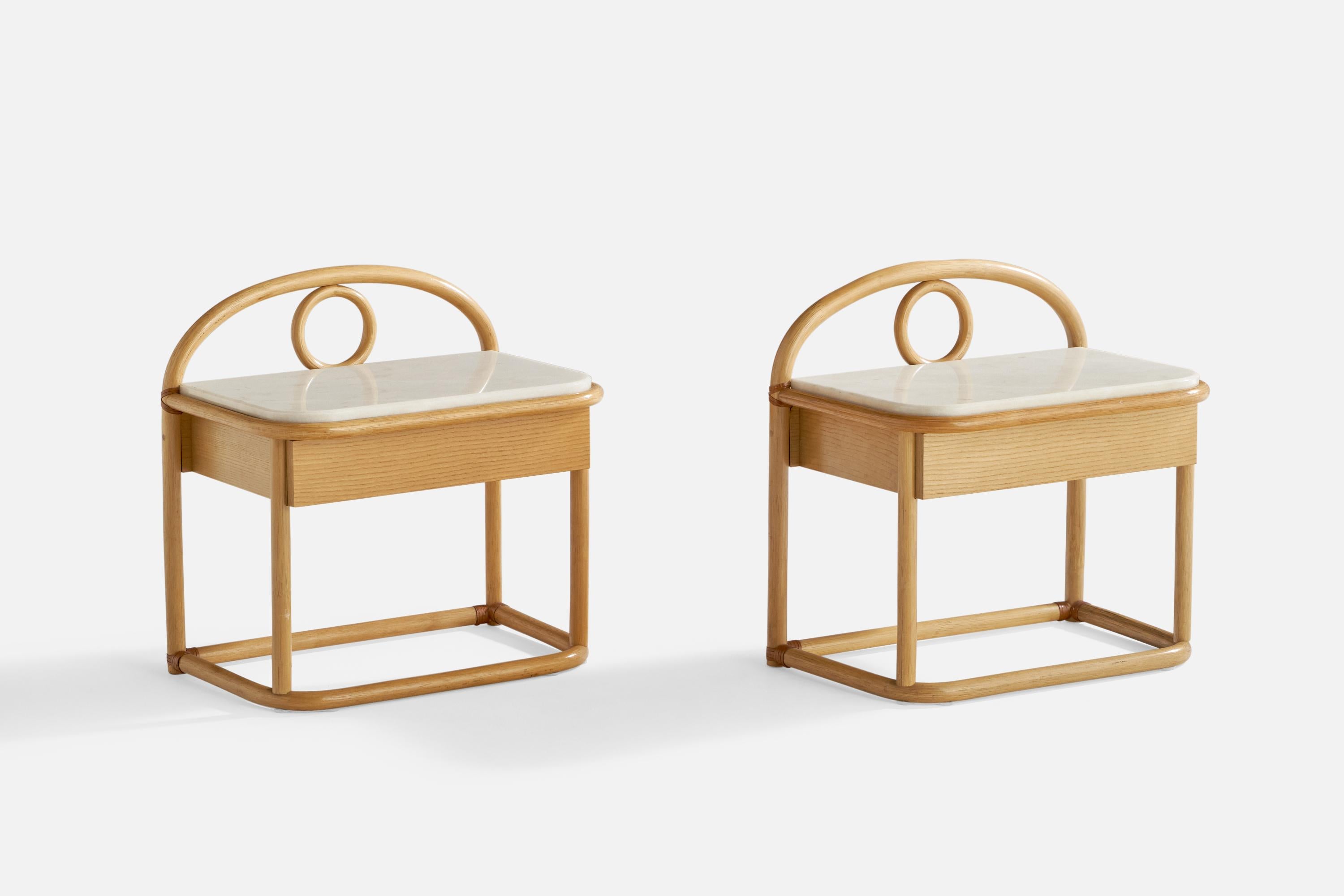 Paire de tables de nuit ou de chevets en bois courbé, cuir, chêne et marbre, conçue et produite par Gervasoni, Italie, années 1970.

La marque du fabricant est apposée à l'arrière de chaque table de nuit.

