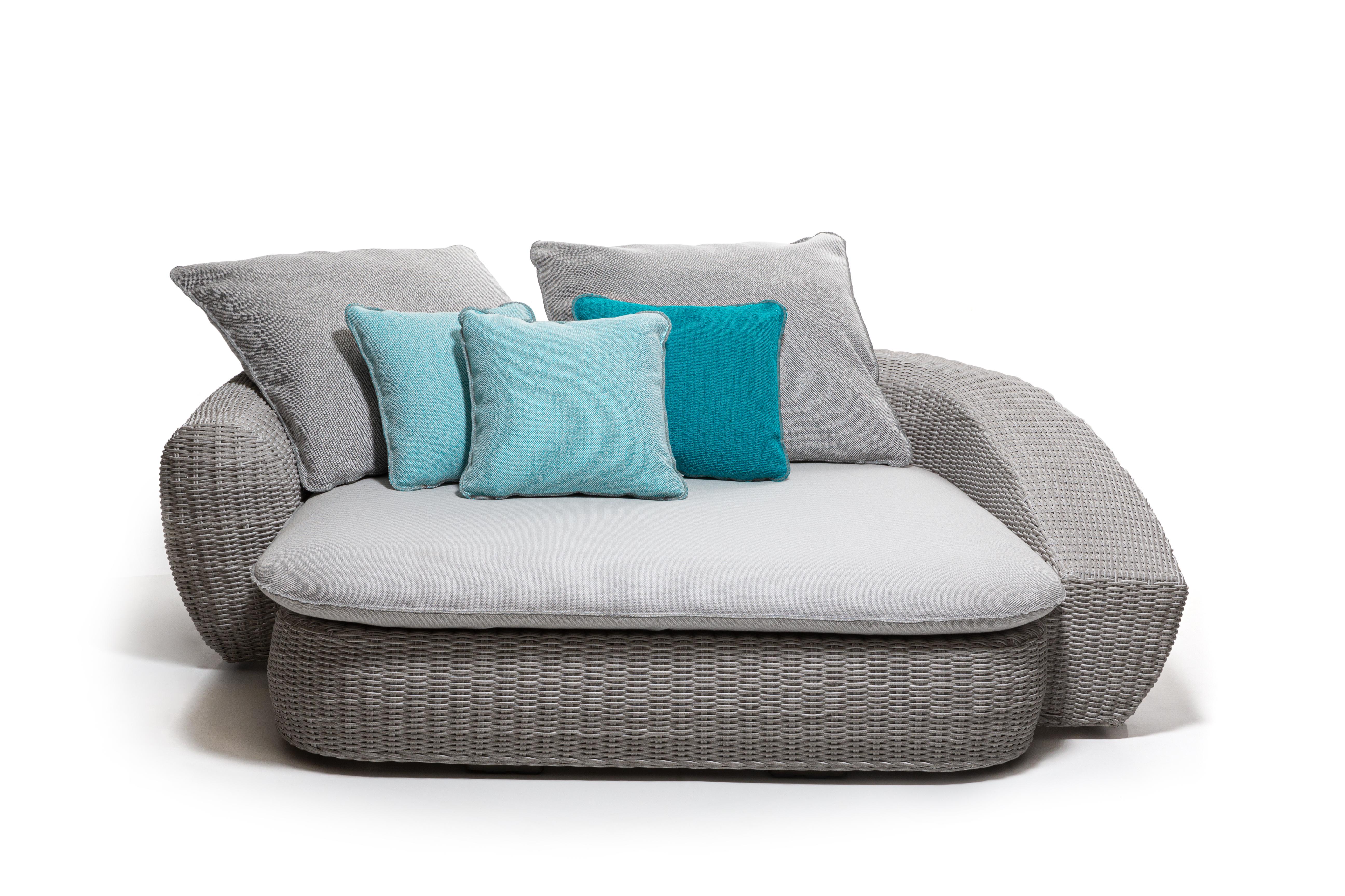 Soft and welcoming shapes and consistent volumes characterise the family of Panda 01/02/03 sofas, available in various sizes and depths. They are made with a structure and feet in aluminium and weave in white or grey Panda Resin synthetic