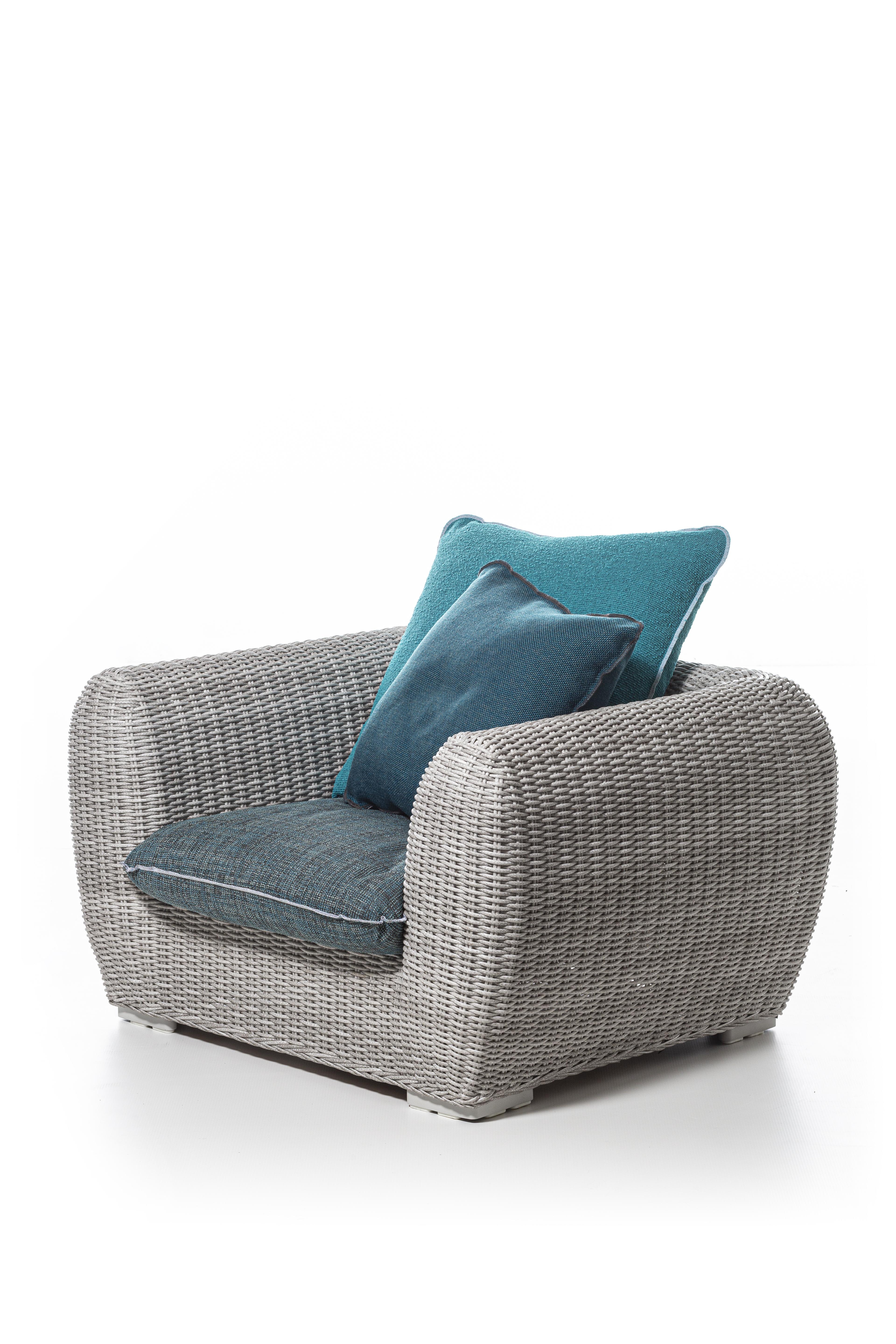 Soft and welcoming shapes and consistent volumes characterise the Panda 05 armchair; it has a structure and feet in aluminium and weave in white or grey Panda Resin synthetic polyethylene fibre. Synthetic fibres of the latest generation designed to