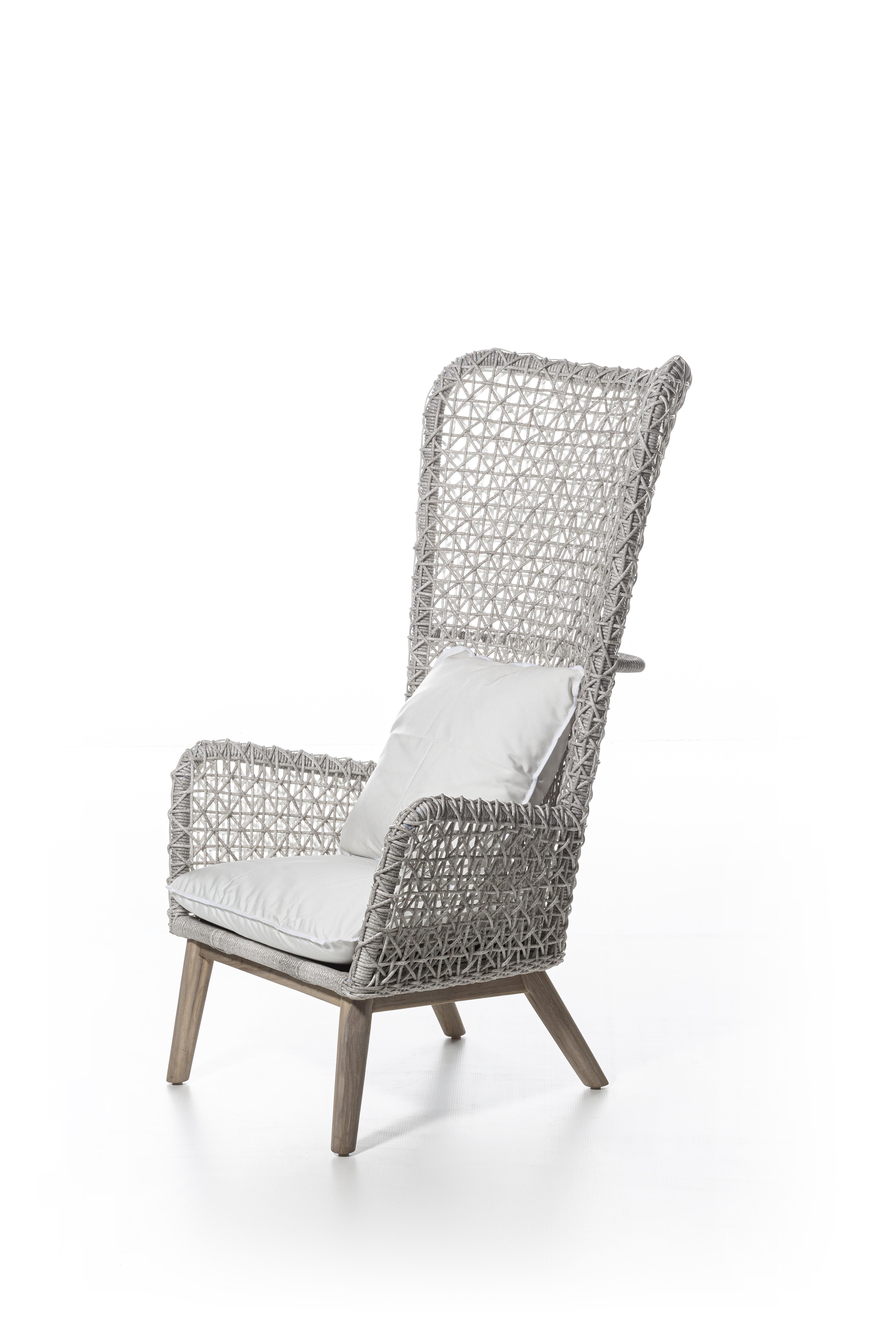 Important proportions characterise the Bergere Panda 19 chair, with armrests and an oversized backrest that develops with a considerable height. It is made with a structure and feet in aluminium and weave in white or grey Panda Resin synthetic
