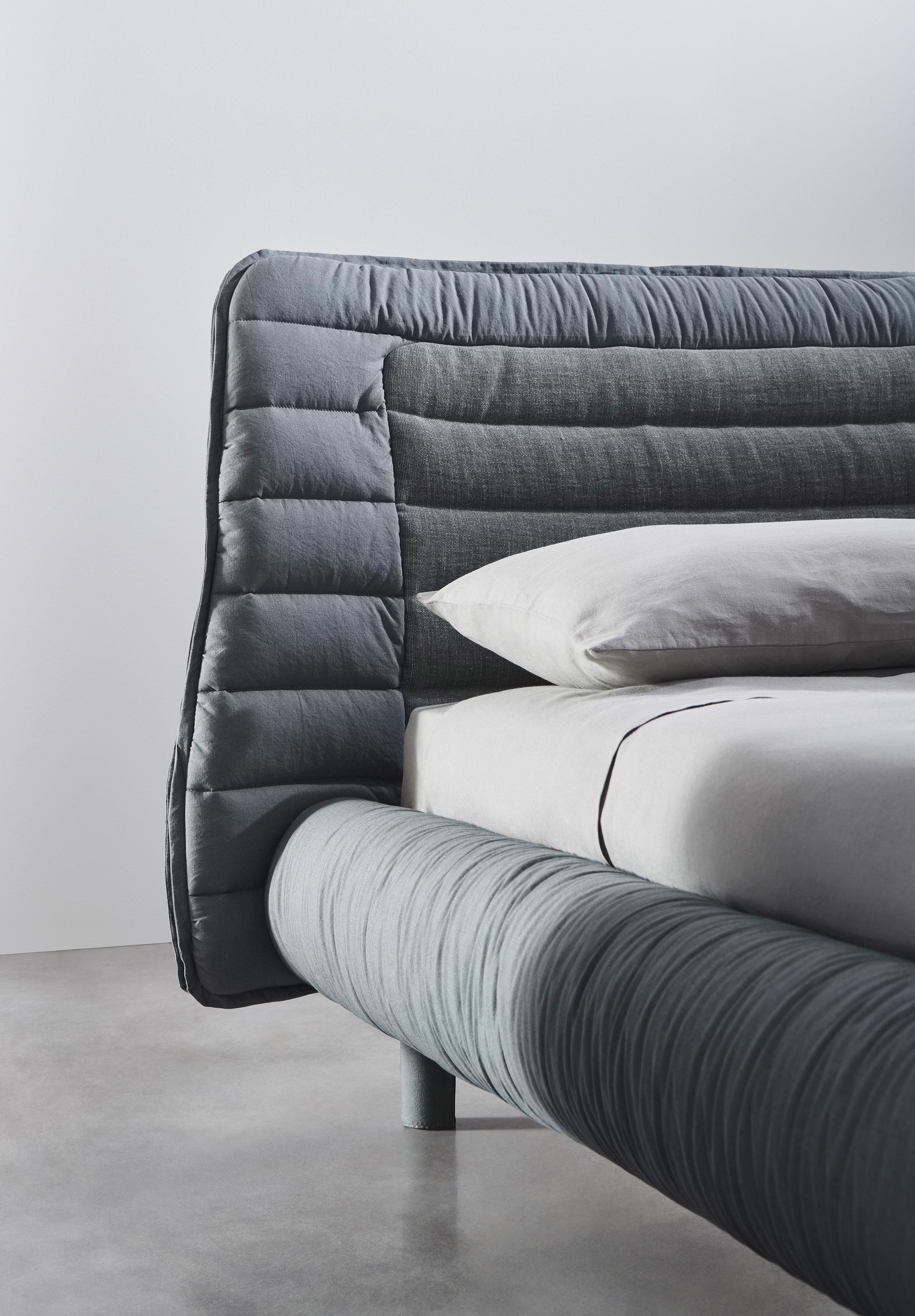 Cama de matrimonio tapizada Gervasoni Plumeau by Cristina Celestino Siglo XXI y contemporáneo en venta