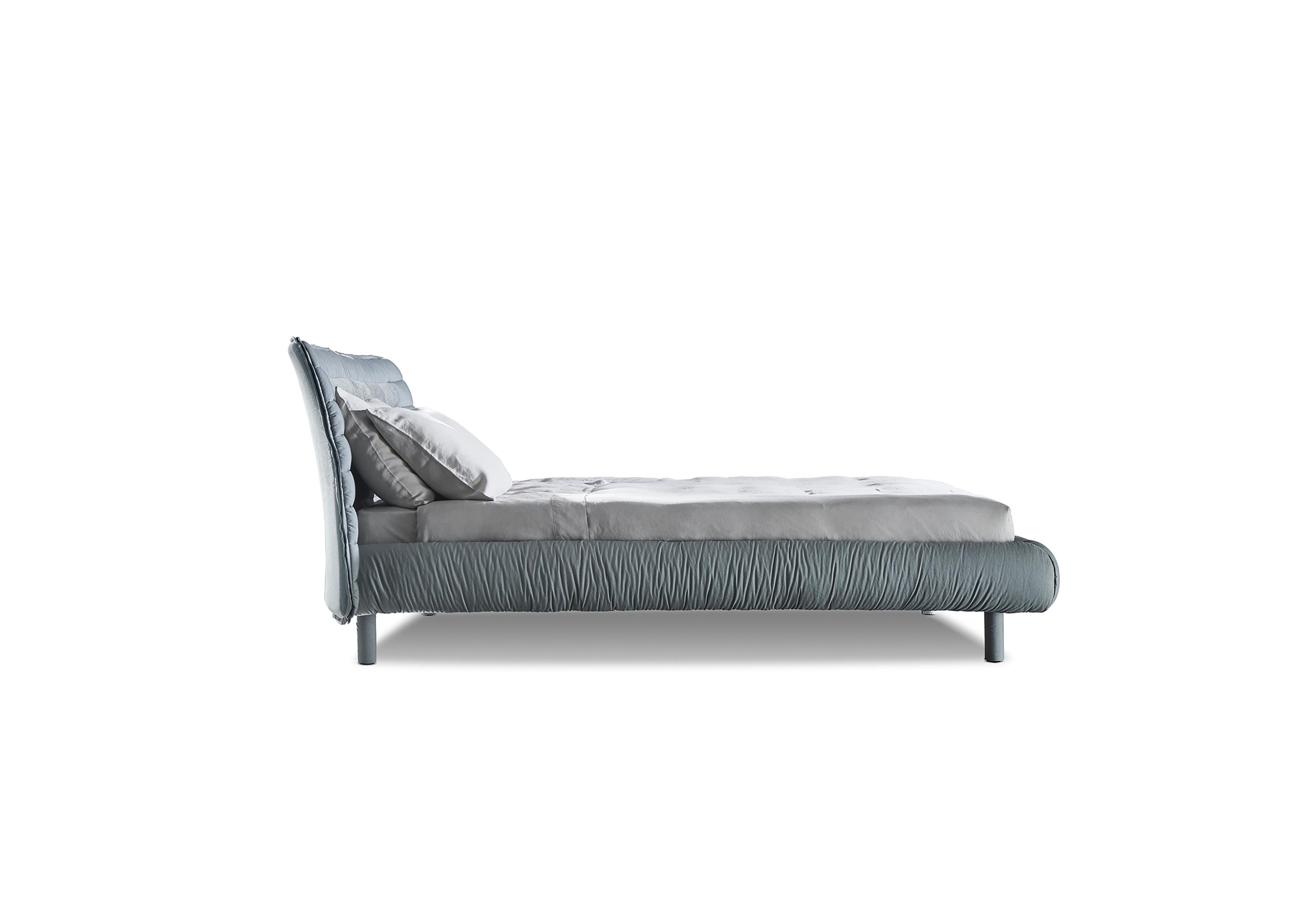 Surrounded by an enveloping padded frame, the Plumeau bed reveals its essence in soft, sinuous shapes that call to mind the textile world. Created from the desire to reinterpret night-time wellness in a contemporary key through a narration inspired