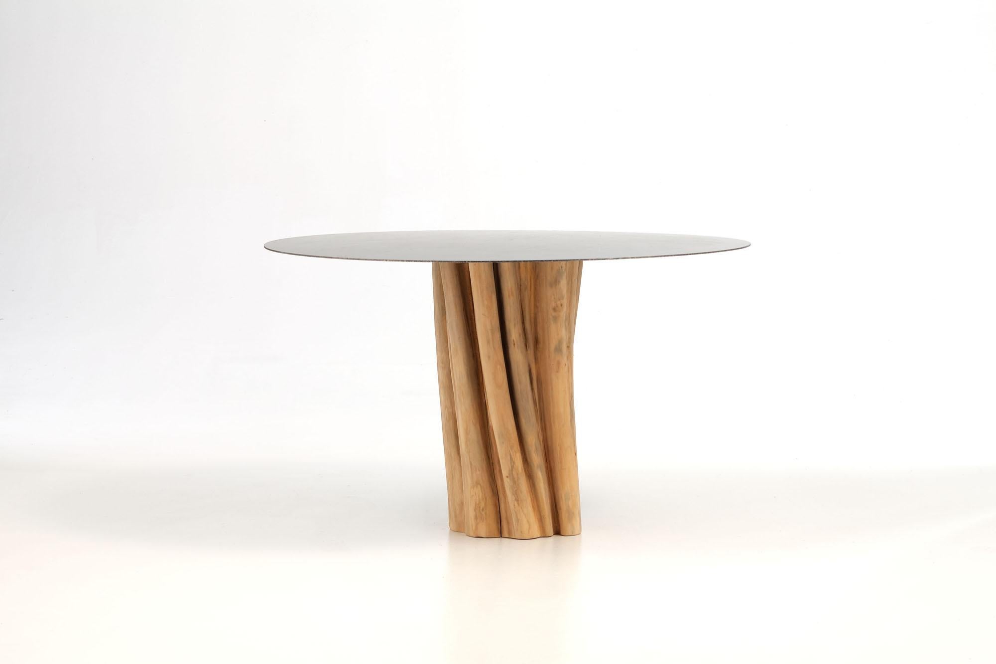 A strong and distinctive sign characterises the Brick 32/33/34/36 family of tables. Nordic references are evident in the base made of sections of natural debarked hornbeam trunk, which is in visual contrast to the thin waxed iron sheet top.