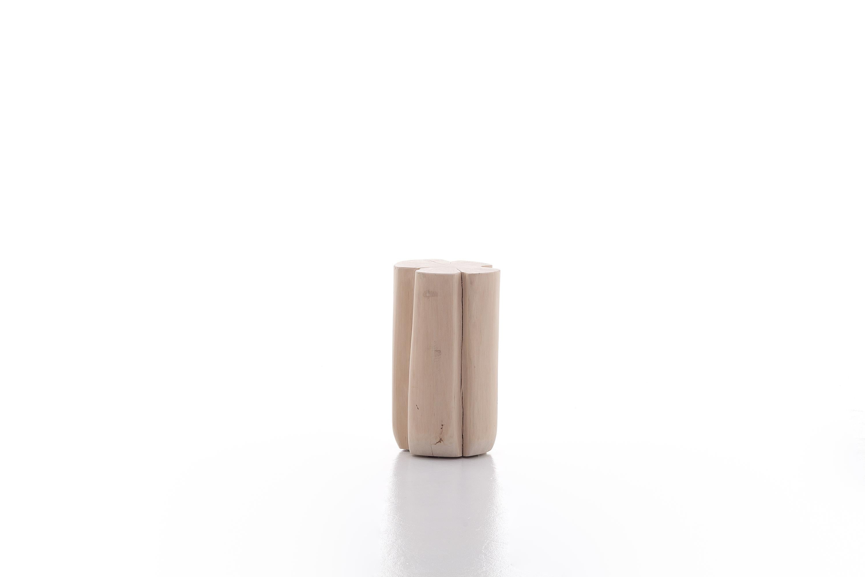 Una famiglia di pouf dalle suggestioni nordiche, Brick XS/S/M/L sono realizzati con una sezione di tronco di carpino scortecciato. Disponibili in diverse altezze e diametri, sono prodotti dal fascino contemporaneo, che mirano a valorizzare la