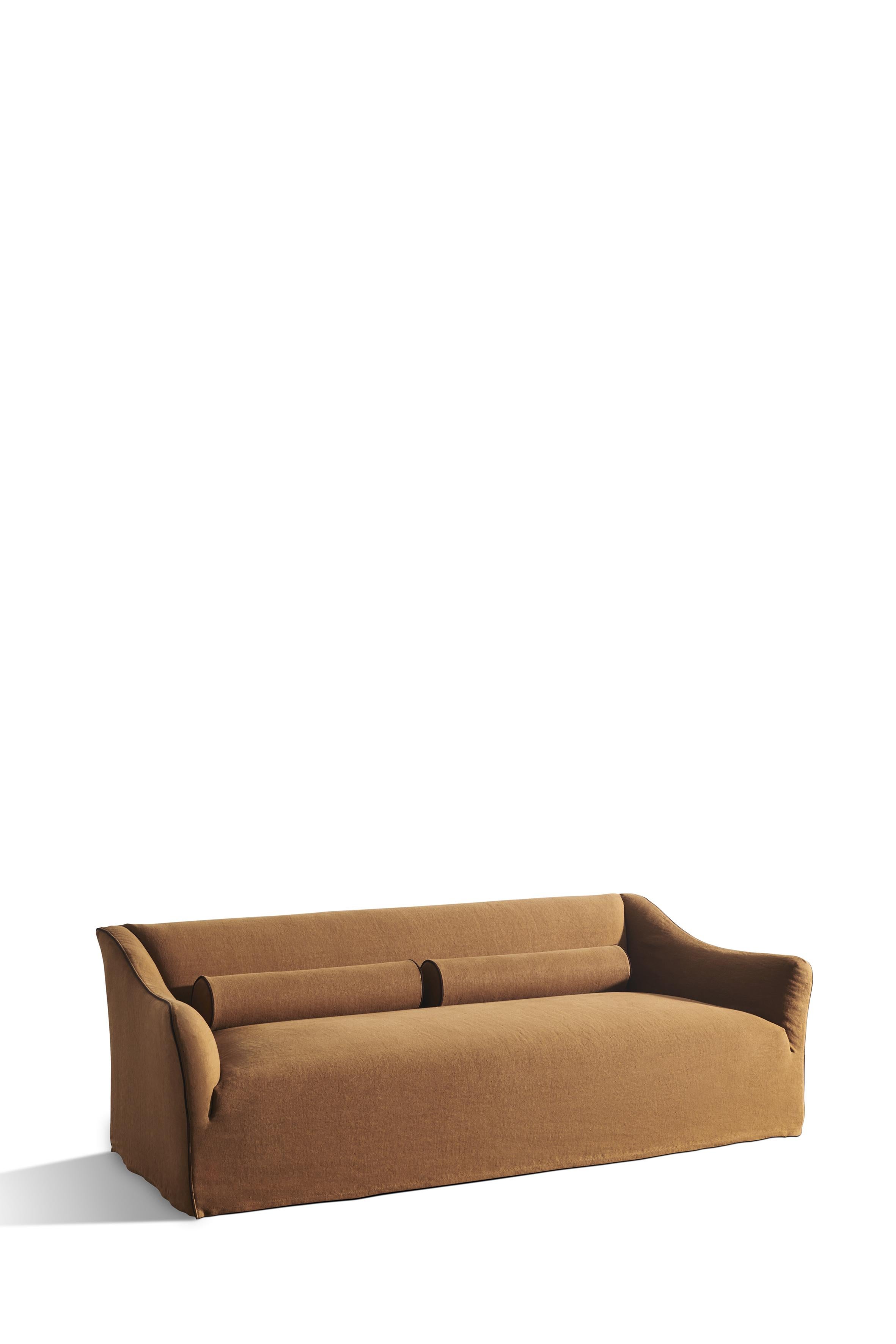 Avec ses lignes équilibrées, la collection de meubles rembourrés Saia est créée à partir d'un idéal classique réinterprété dans une tonalité contemporaine. Le nom, qui signifie 
