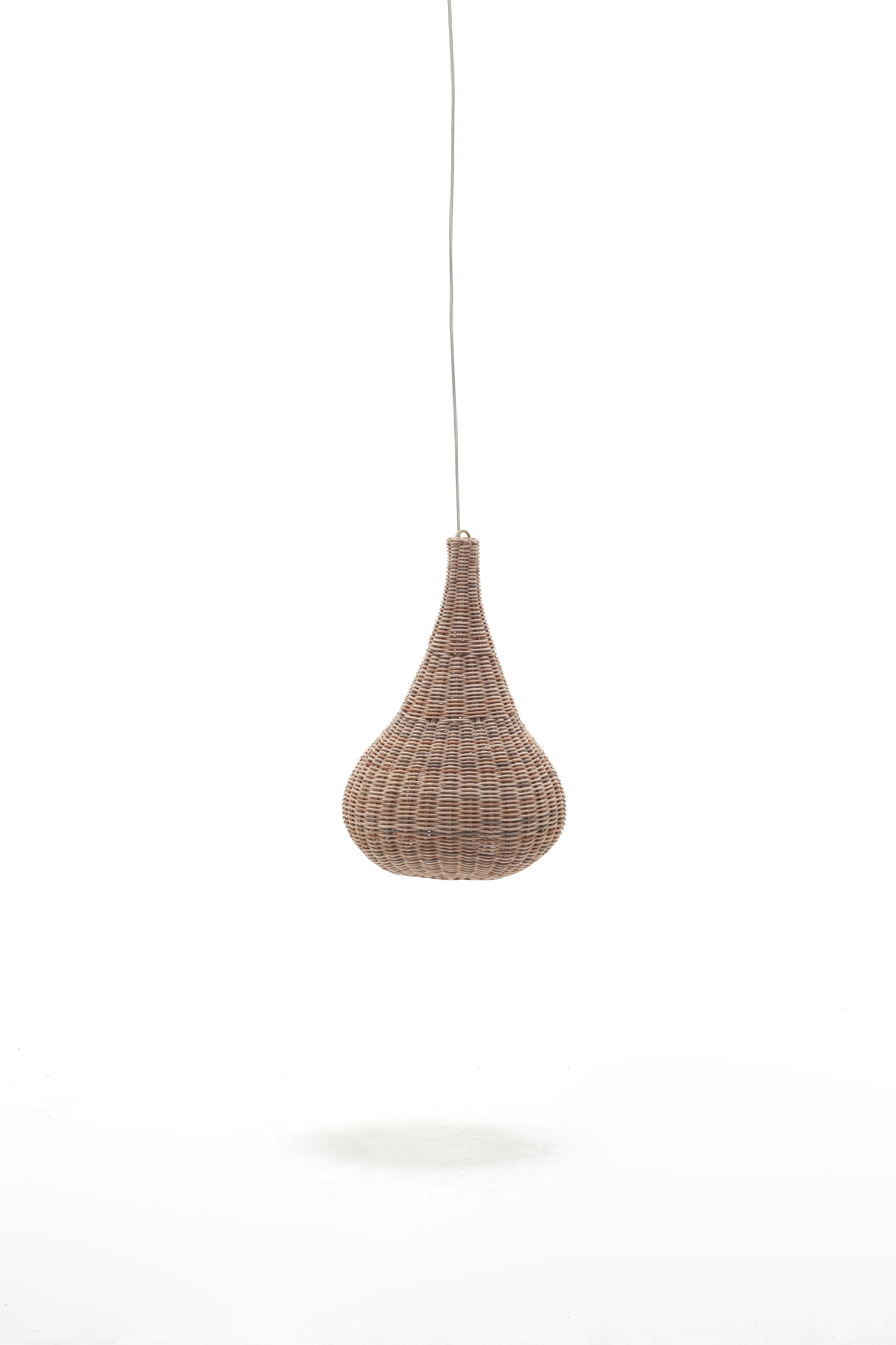 Sinuous lines reminiscent of the enveloping shape of a nest characterise the family of suspension lamps SPIN 95/96. The wraparound teardrop structure is made entirely of natural woven wicker, lacquered in matt white, grey, ocean, dove-grey or black.