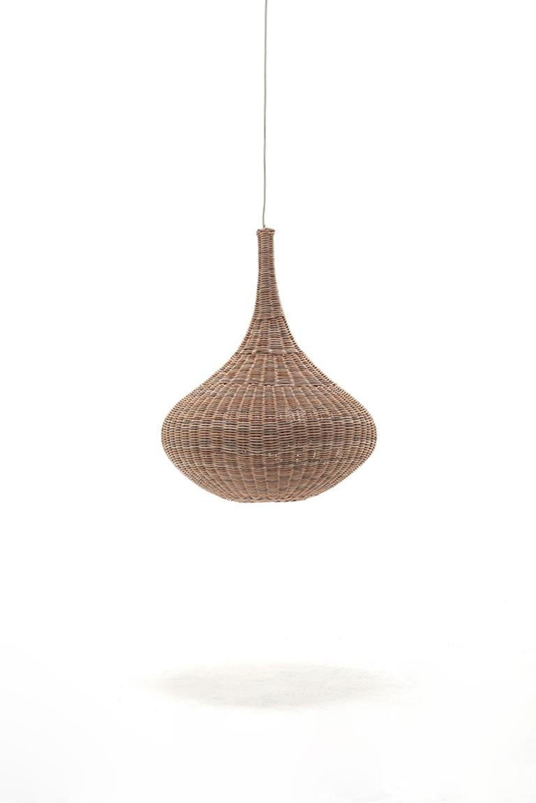 Sinuous lines reminiscent of the enveloping shape of a nest characterise the family of suspension lamps SPIN 95/96. The wraparound teardrop structure is made entirely of natural woven wicker, lacquered in matt white, grey, ocean, dove-grey or black.