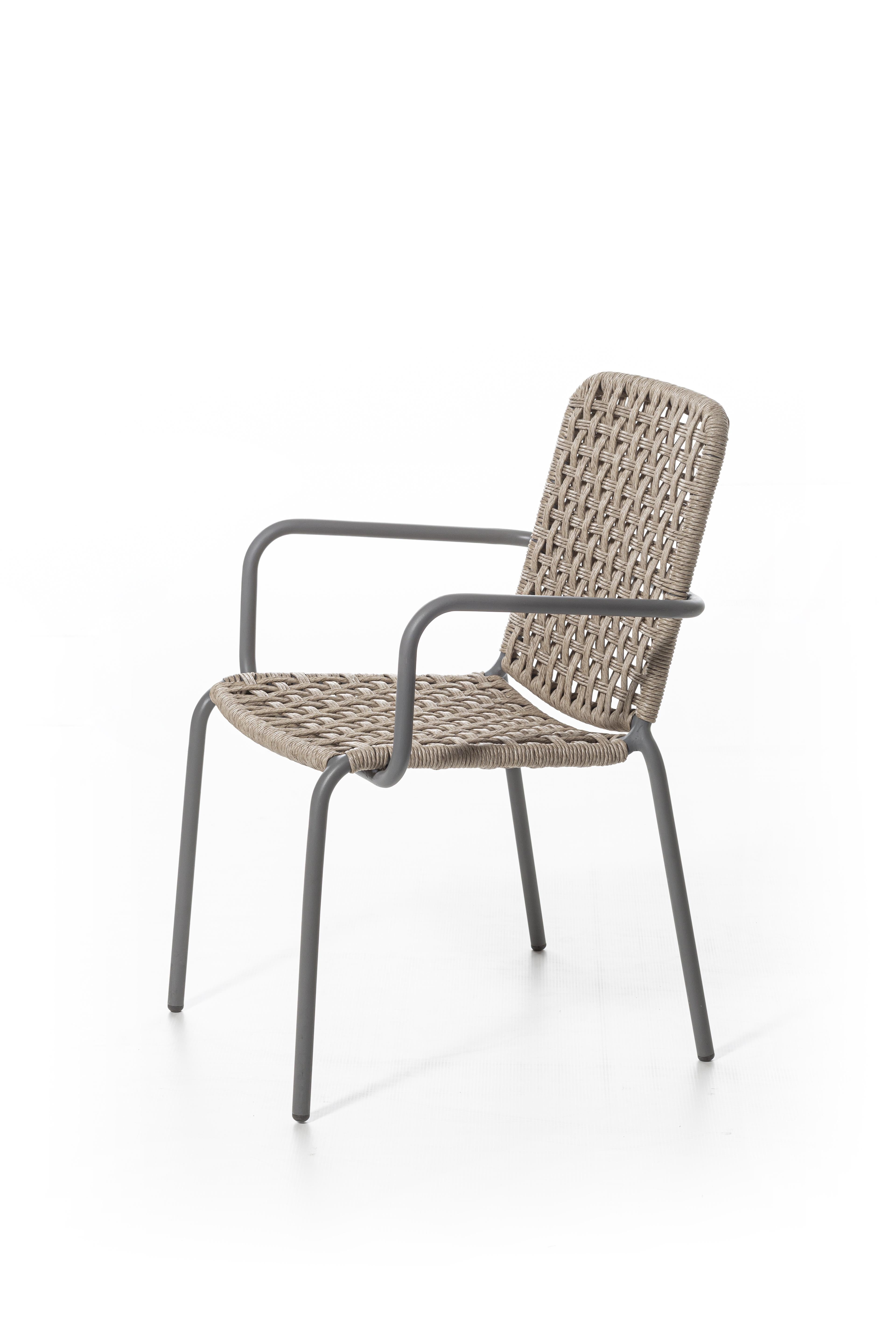 Simple and refined, the Straw 23/24 chair family, with and without armrests, is characterised by the structure in tubular aluminium painted light grey. A slender and light product covered with a handwoven weave with a double torsion polyethylene