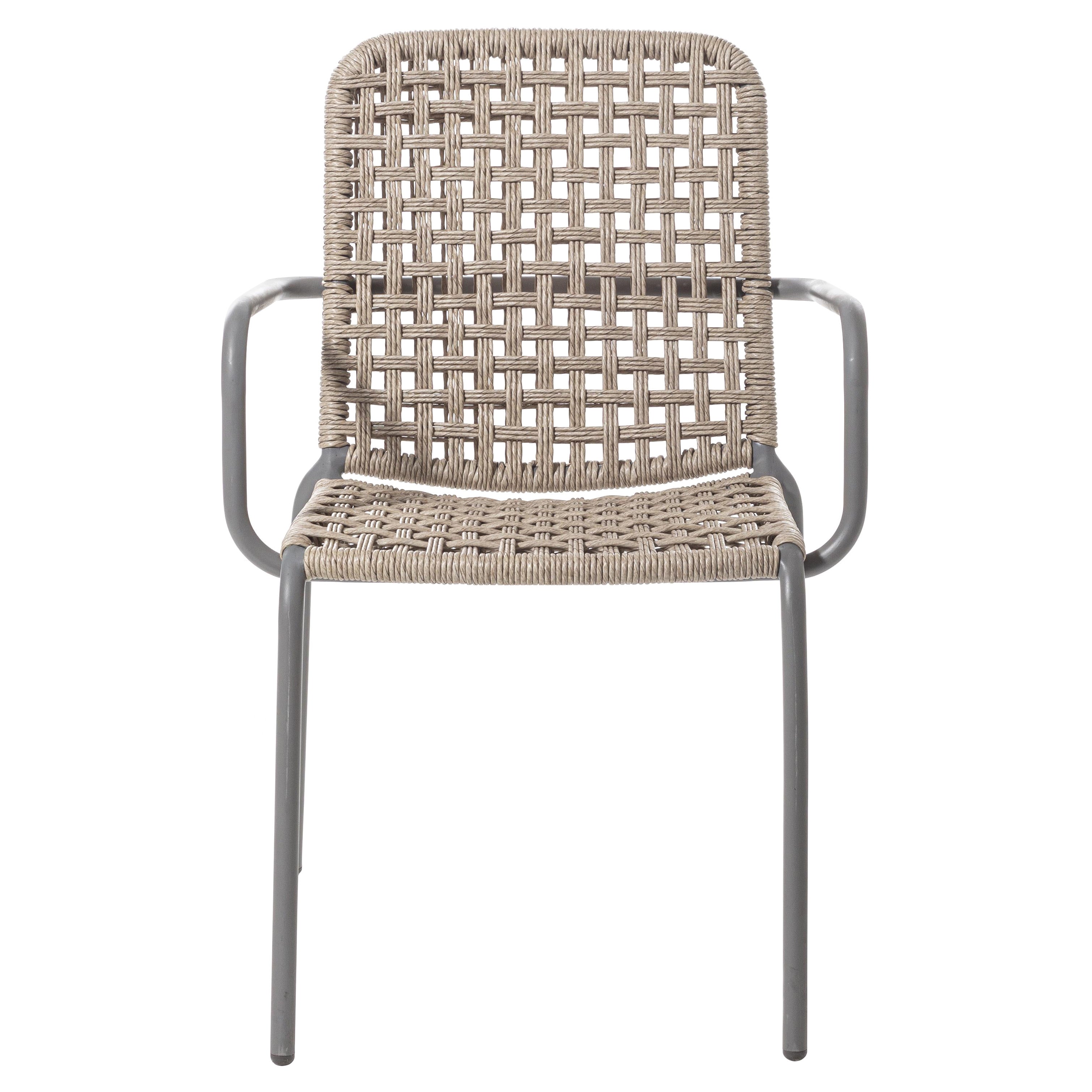 Poltrona Gervasoni Straw con struttura in alluminio grigio chiaro e fibra di resina intrecciata
